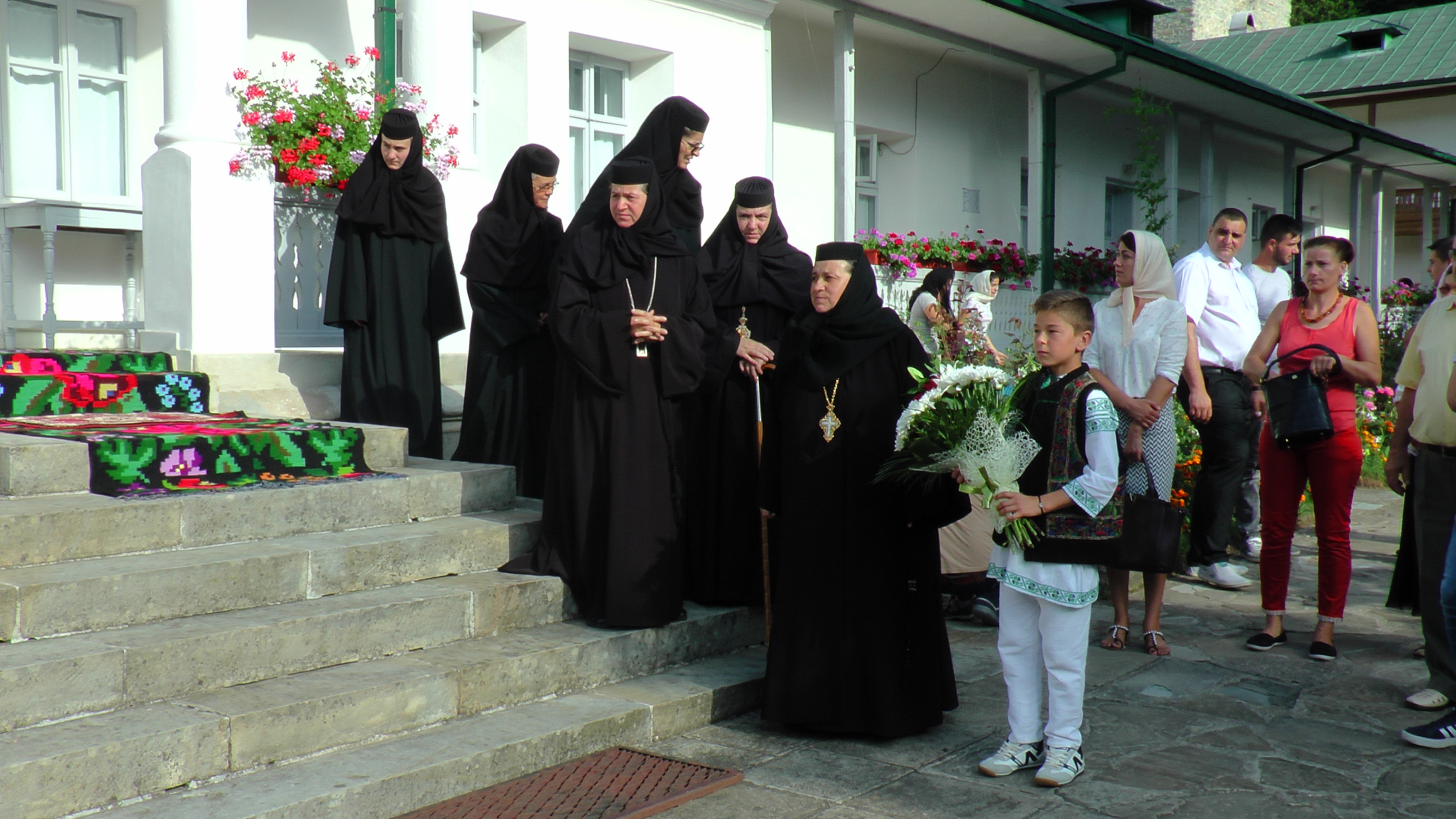 Sute de credincioşi s-au rugat împreună cu IPS Pimen la hramul Mănăstirii Slatina
