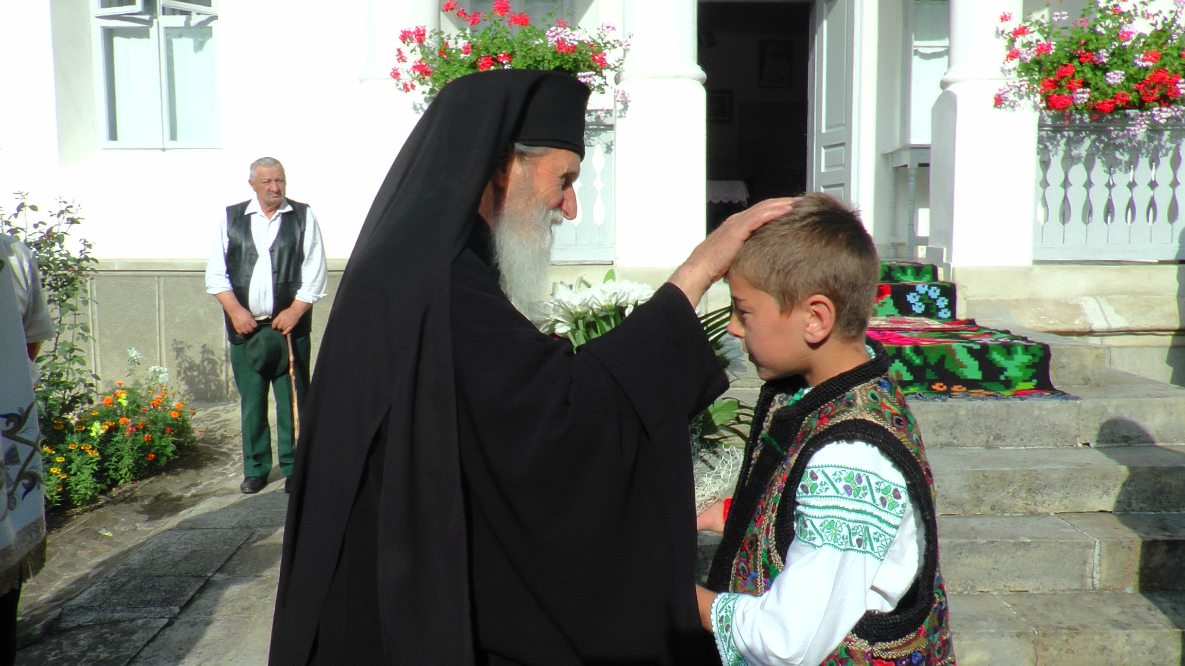 Sute de credincioşi s-au rugat împreună cu IPS Pimen la hramul Mănăstirii Slatina