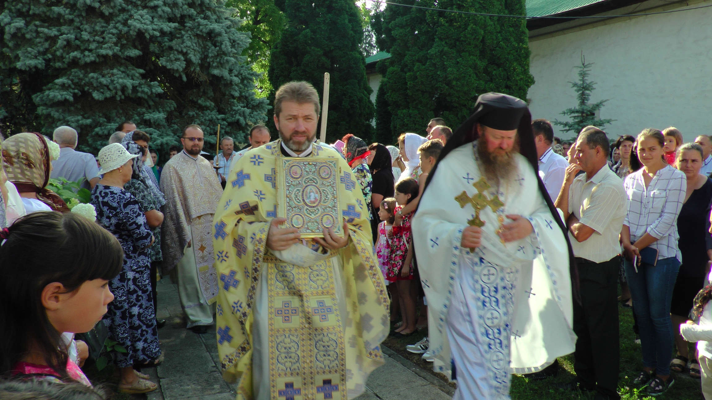 Sute de credincioşi s-au rugat împreună cu IPS Pimen la hramul Mănăstirii Slatina