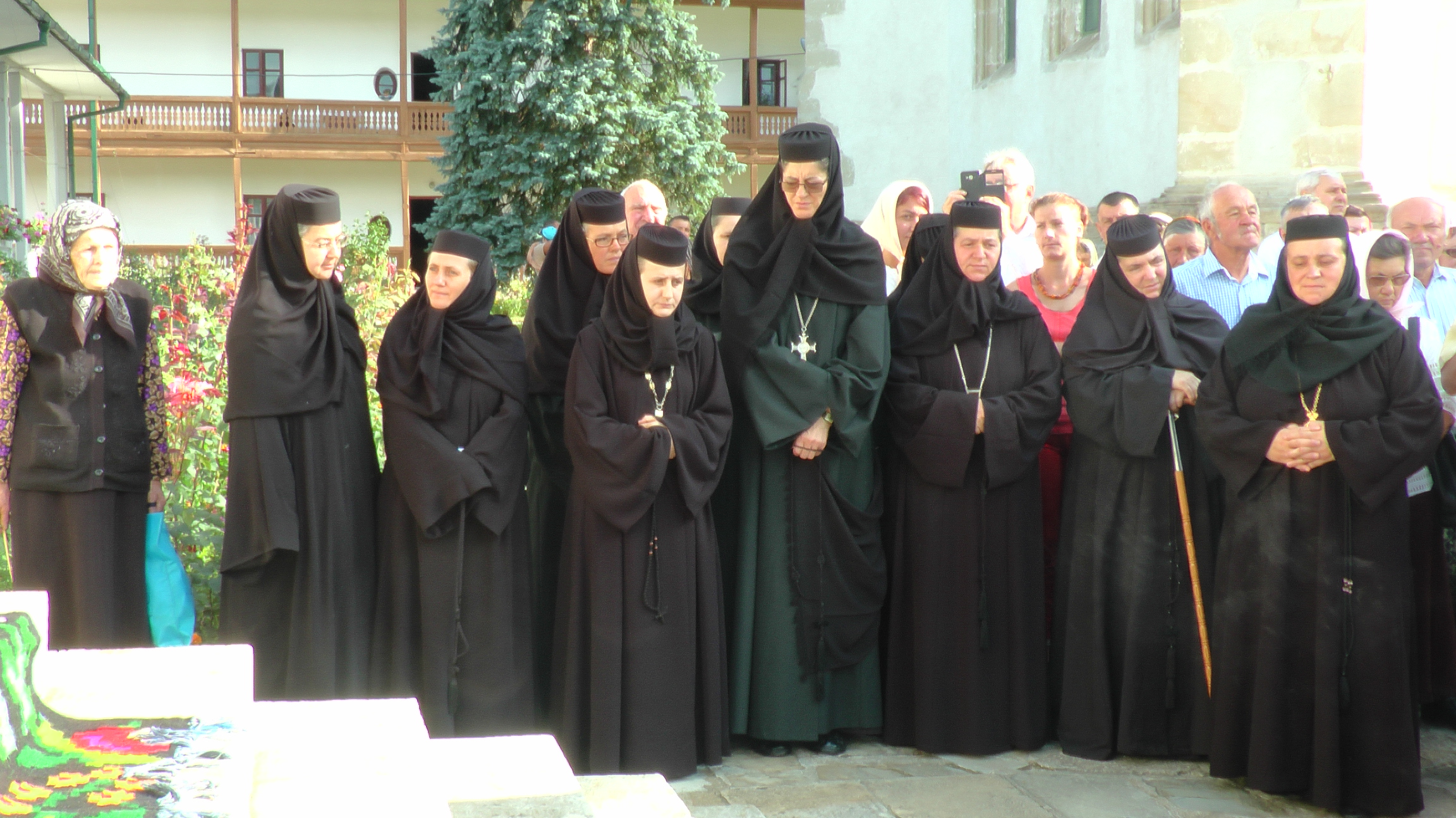 Sute de credincioşi s-au rugat împreună cu IPS Pimen la hramul Mănăstirii Slatina