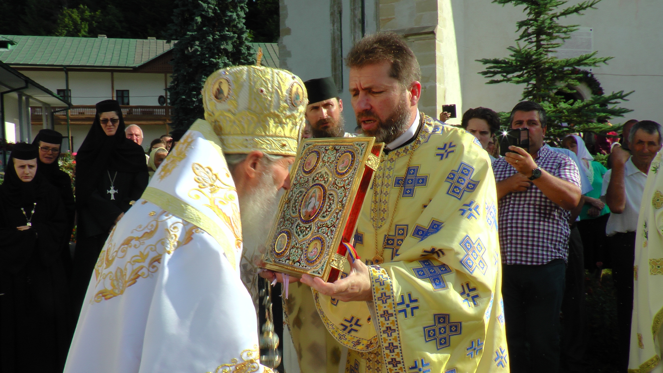 Sute de credincioşi s-au rugat împreună cu IPS Pimen la hramul Mănăstirii Slatina
