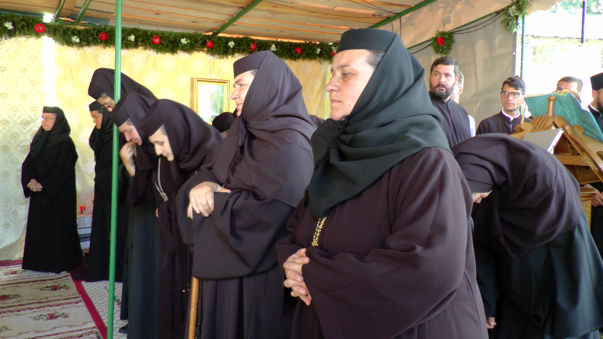 Sute de credincioşi s-au rugat împreună cu IPS Pimen la hramul Mănăstirii Slatina