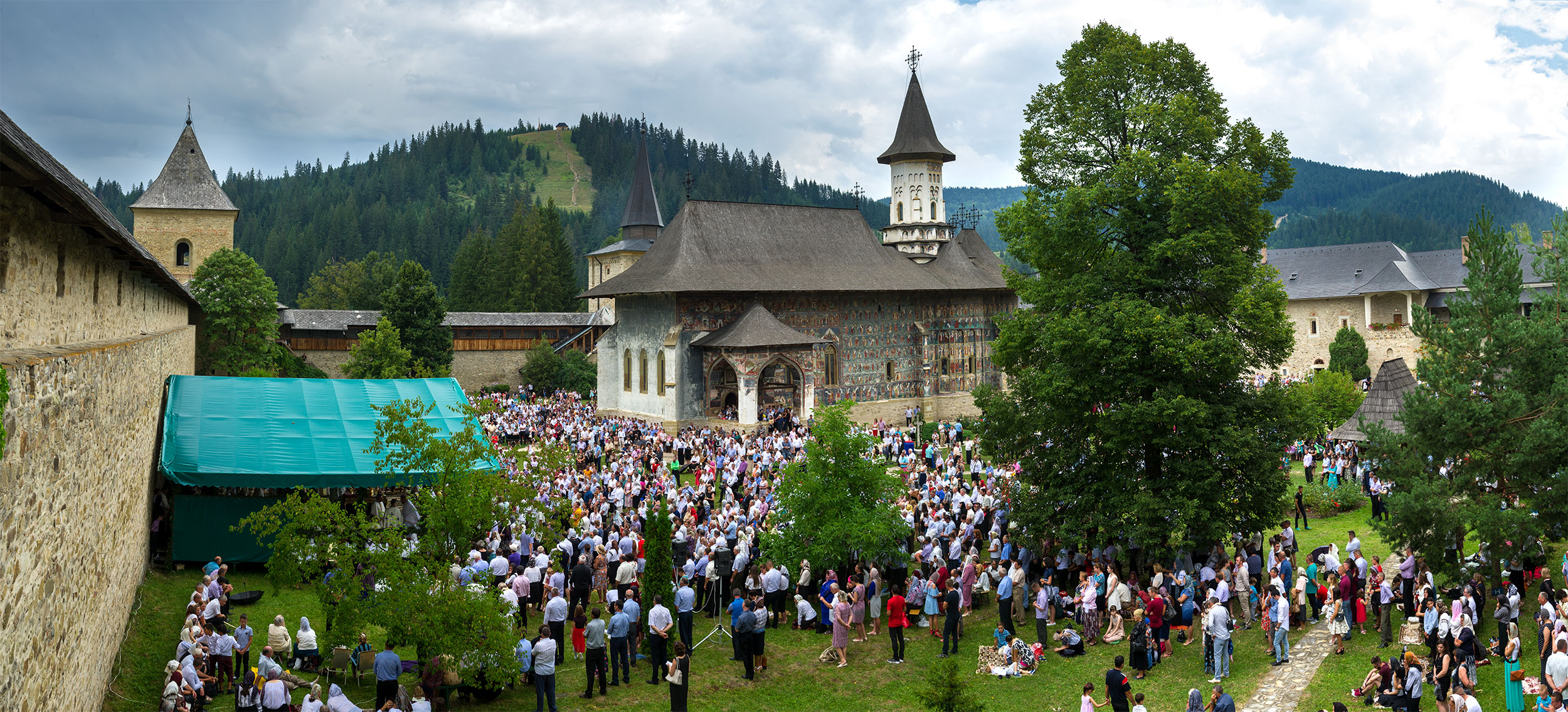 Liturghie arhierească la hramul Mănăstirii Suceviţa Liturghie arhierească la hramul Mănăstirii Suceviţa