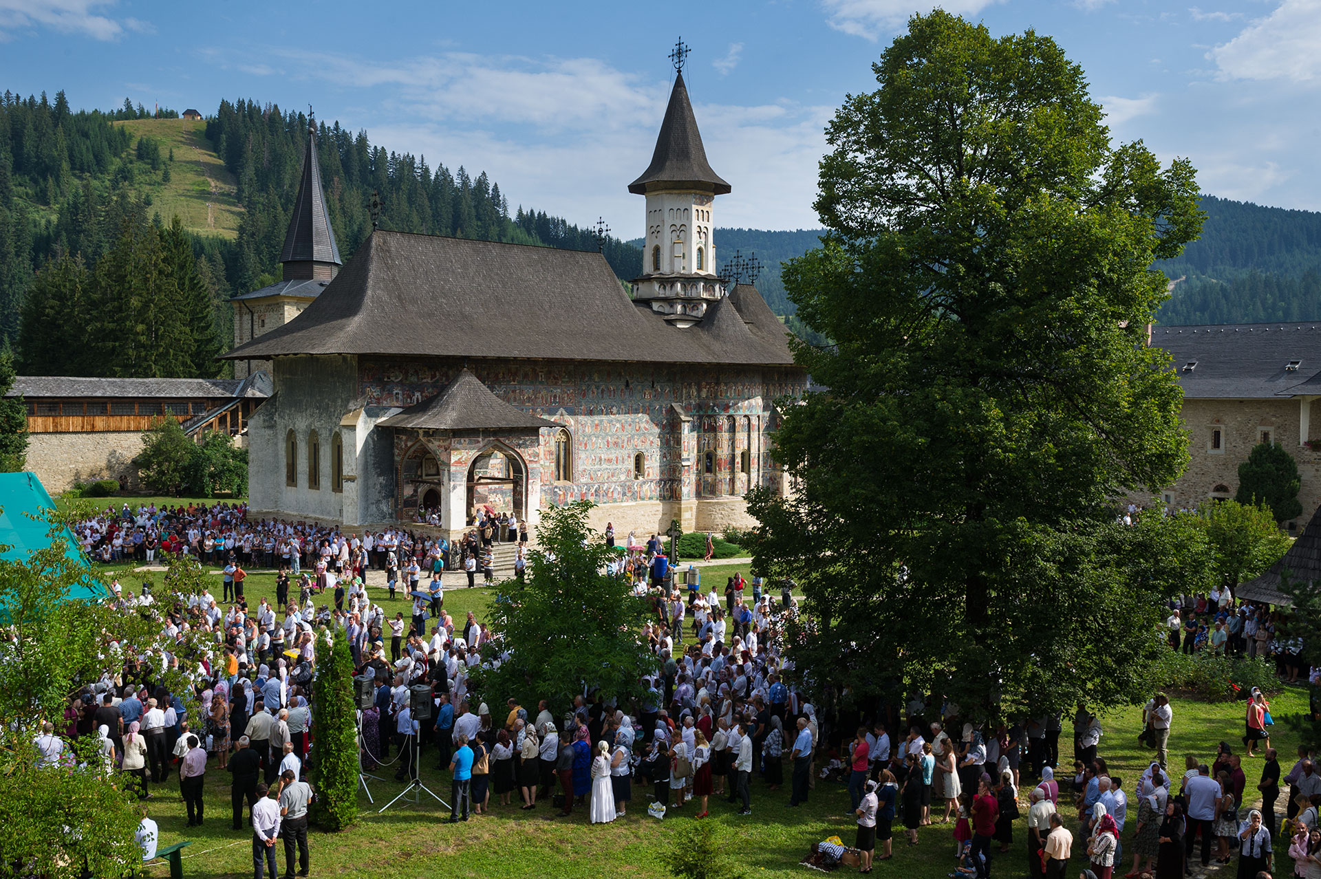 Liturghie arhierească la hramul Mănăstirii Suceviţa Liturghie arhierească la hramul Mănăstirii Suceviţa