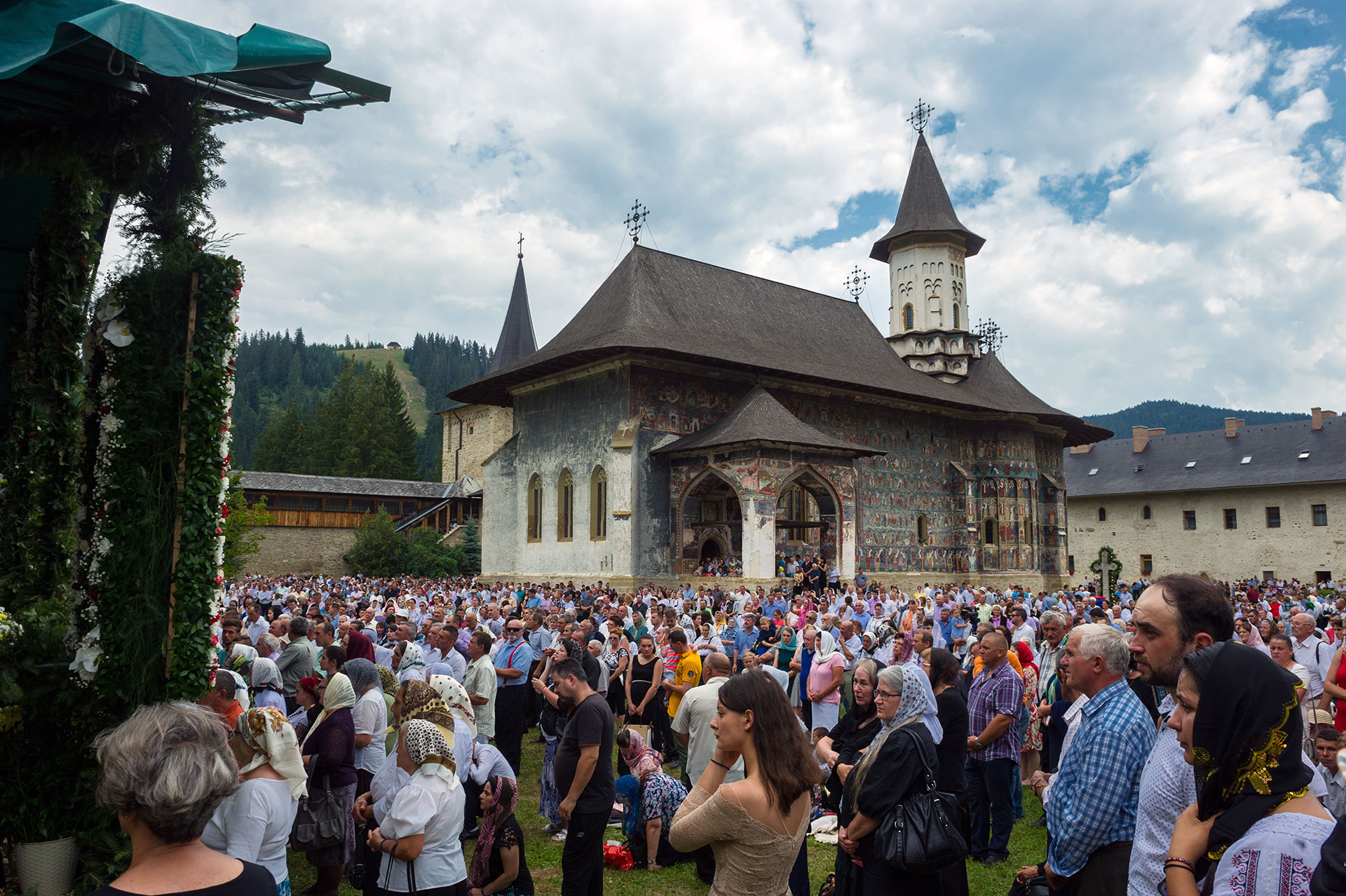 Liturghie arhierească la hramul Mănăstirii Suceviţa Liturghie arhierească la hramul Mănăstirii Suceviţa