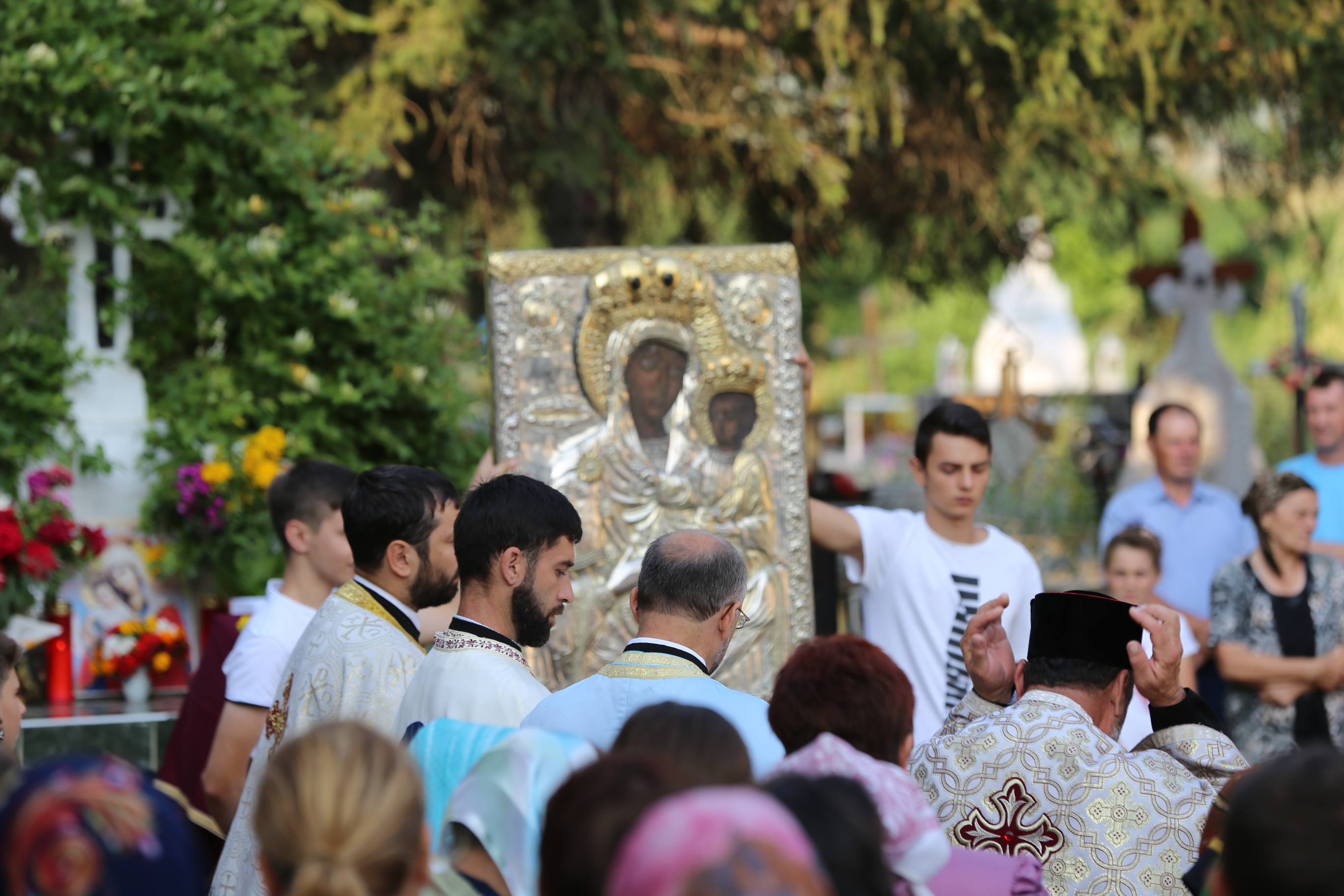 Icoana Maicii Domnului de la Trifeşti, în mijlocul credincioşilor din Poieniţa
