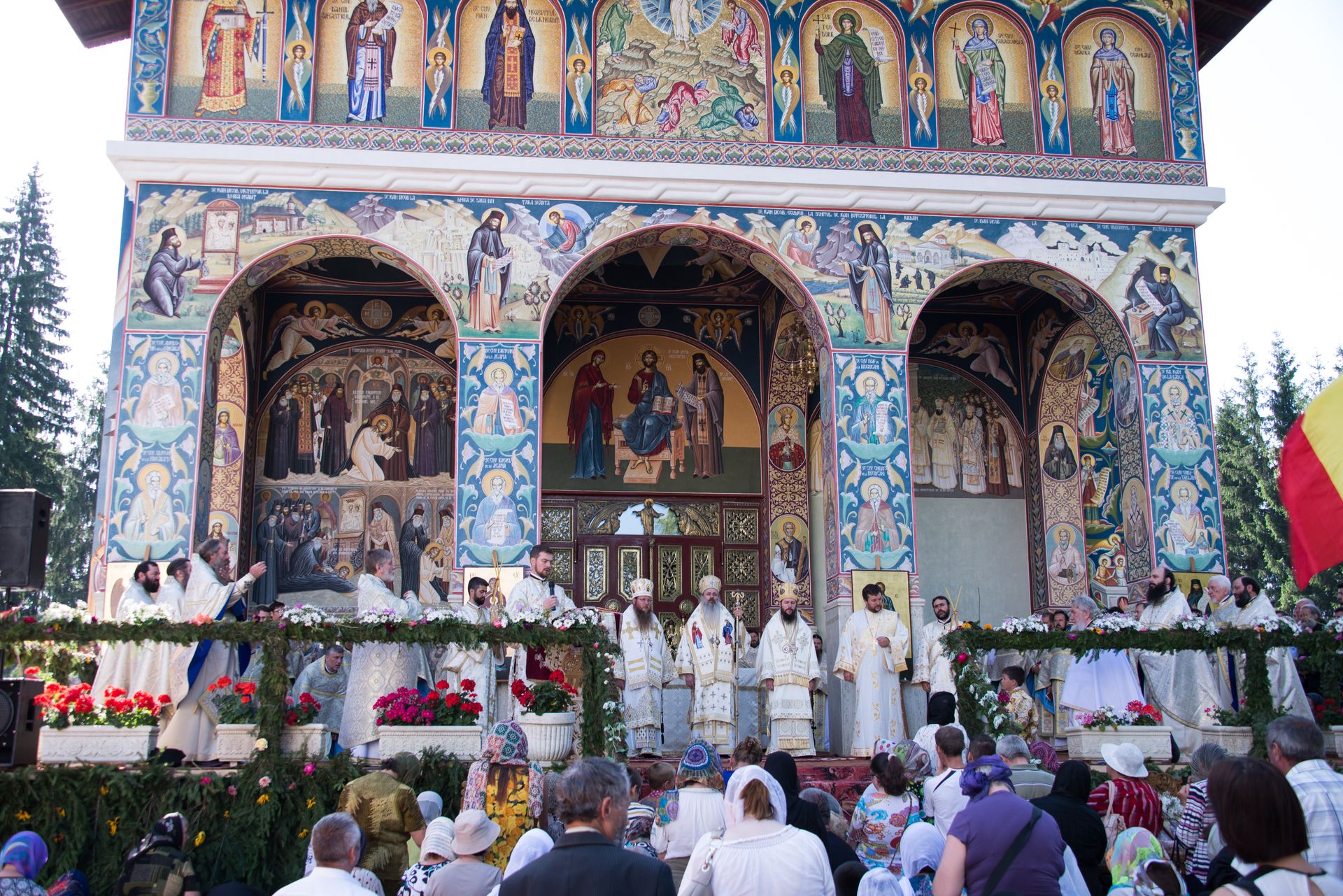 Ierarhi, preoți și credincioși, rugători către Sfântul Cuvios Ioan Iacob de la Neamț