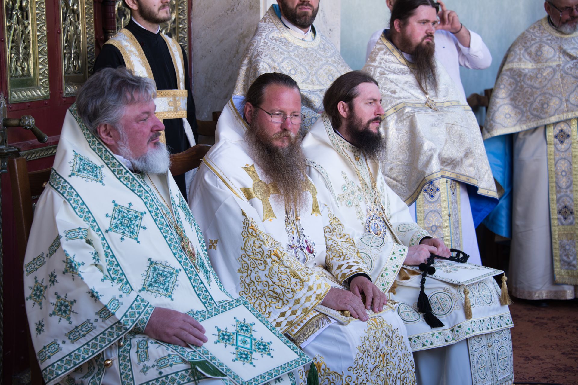 Ierarhi, preoți și credincioși, rugători către Sfântul Cuvios Ioan Iacob de la Neamț