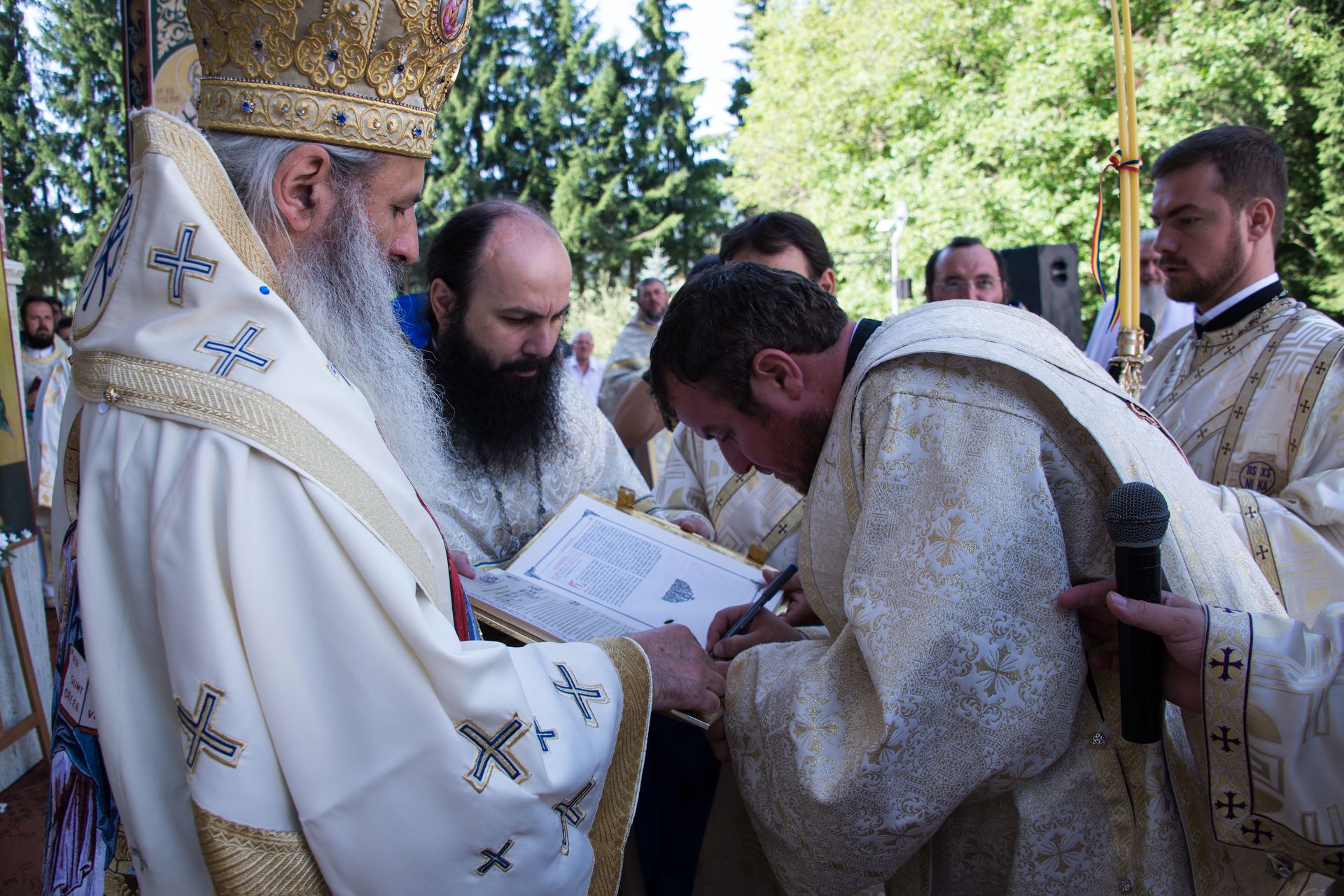 Ierarhi, preoți și credincioși, rugători către Sfântul Cuvios Ioan Iacob de la Neamț