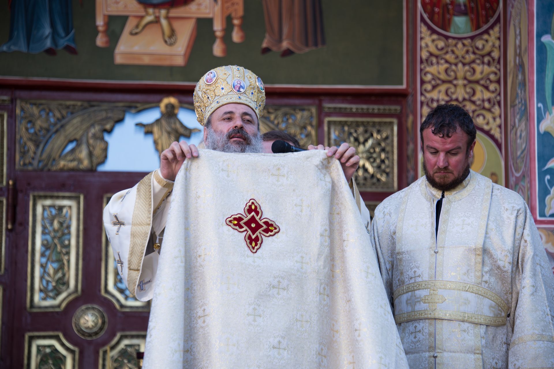 Ierarhi, preoți și credincioși, rugători către Sfântul Cuvios Ioan Iacob de la Neamț