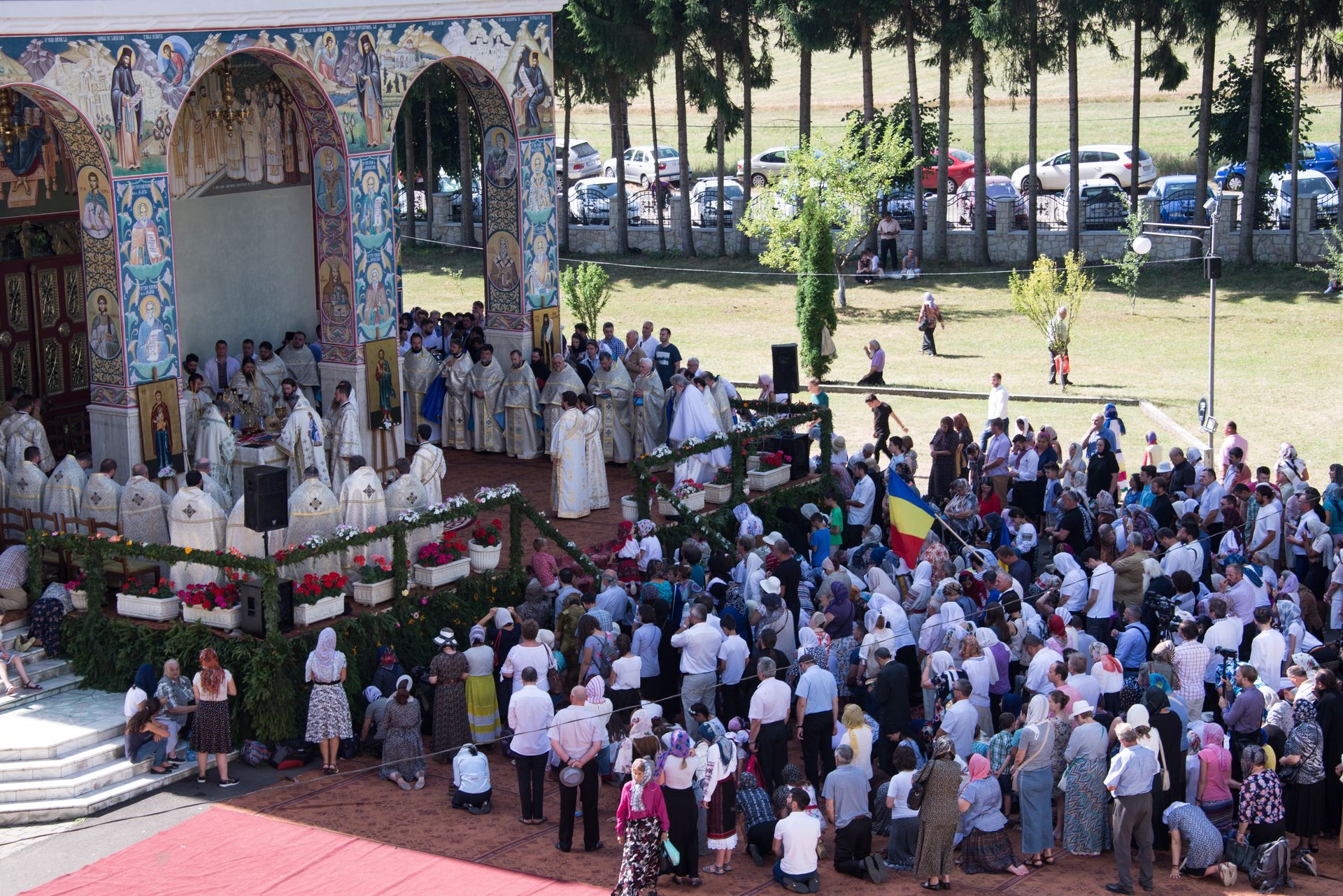 Ierarhi, preoți și credincioși, rugători către Sfântul Cuvios Ioan Iacob de la Neamț