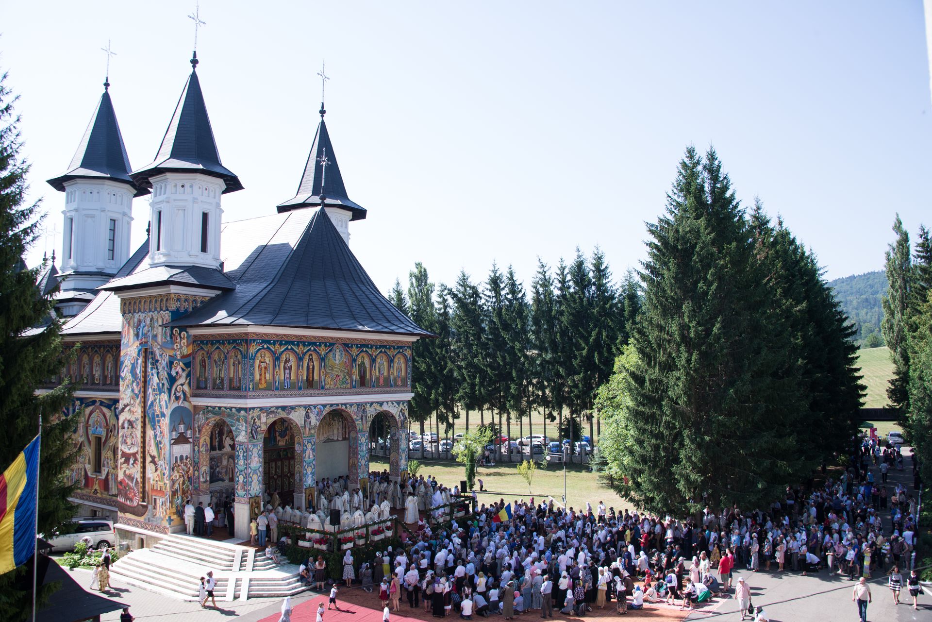 Ierarhi, preoți și credincioși, rugători către Sfântul Cuvios Ioan Iacob de la Neamț