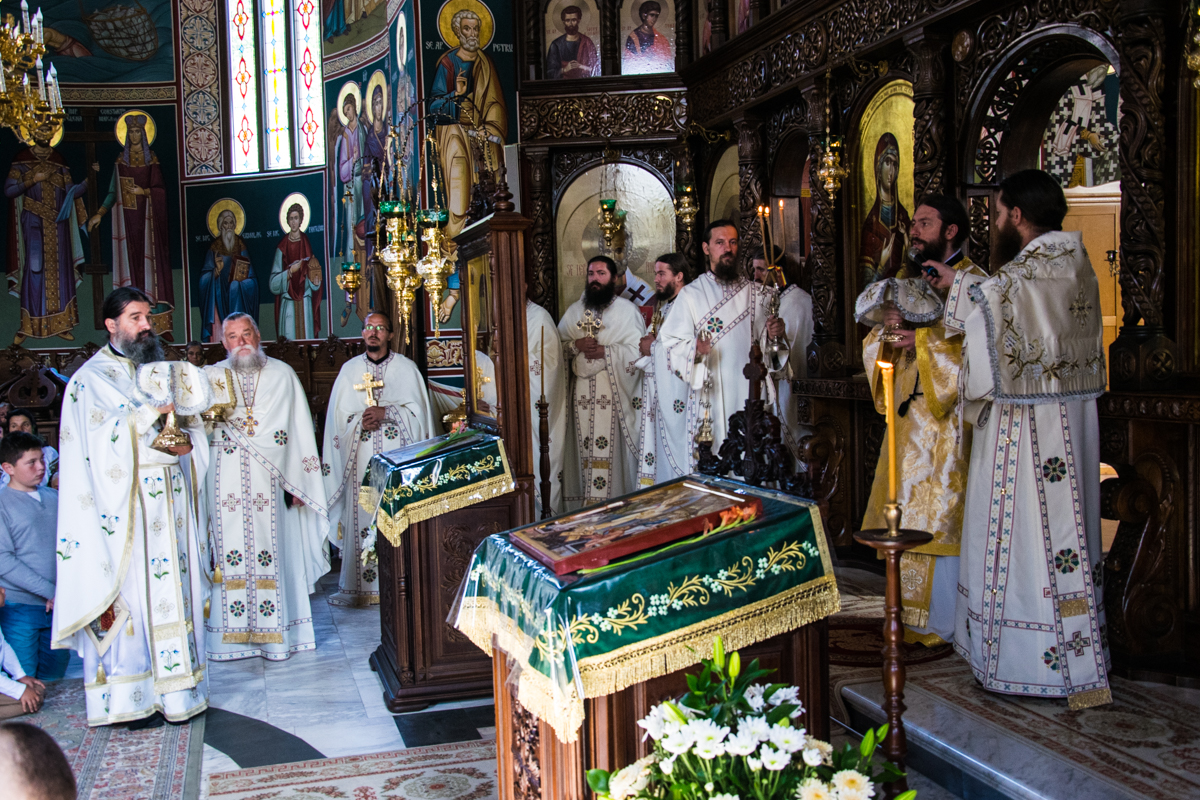 Prima Liturghie săvârşită „acasă“, la mănăstirea de metanie, ca vlădică