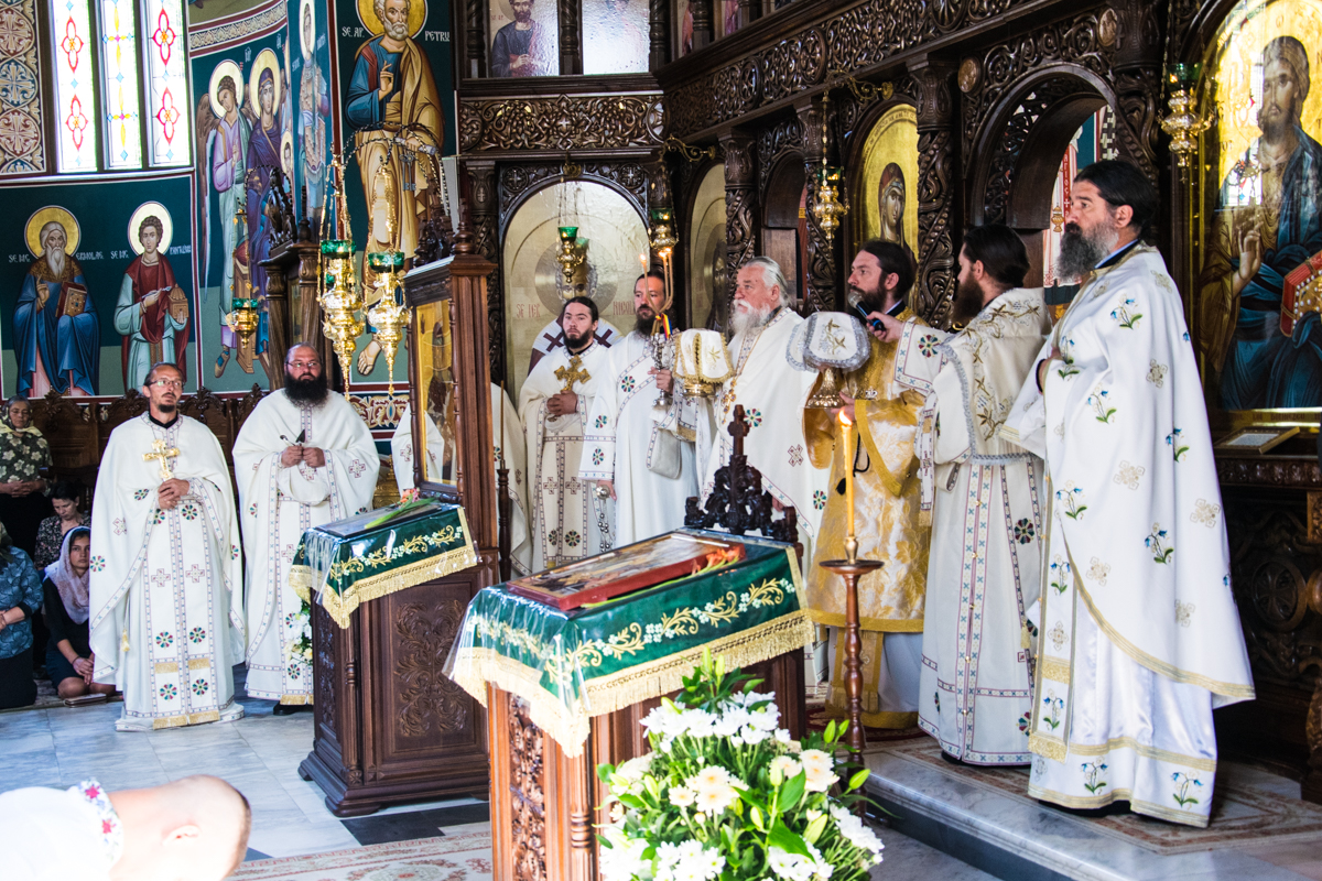 Prima Liturghie săvârşită „acasă“, la mănăstirea de metanie, ca vlădică