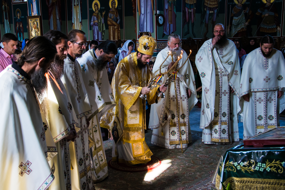 Prima Liturghie săvârşită „acasă“, la mănăstirea de metanie, ca vlădică