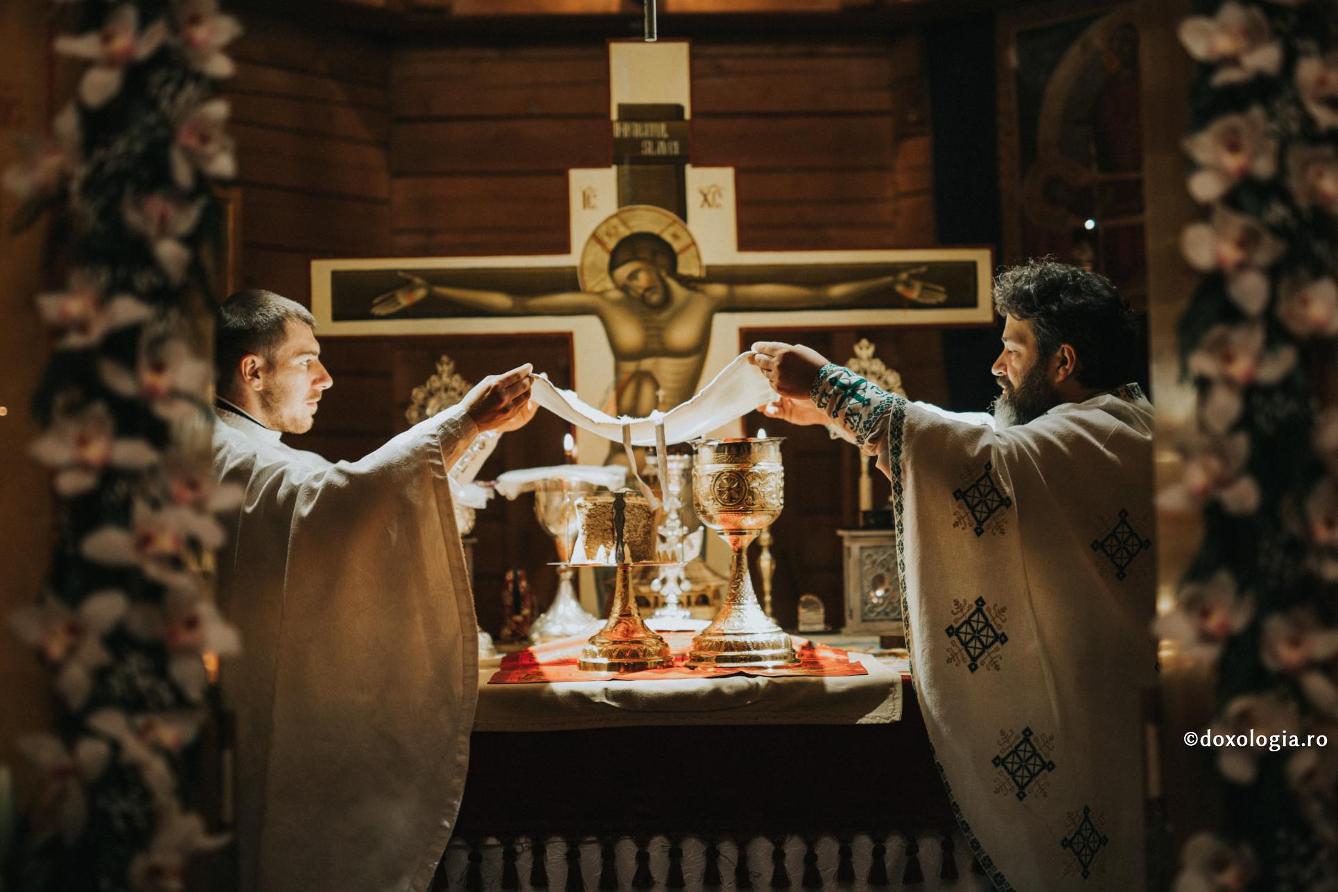 Simbolismul Sfintei Liturghii / Foto: Benedict Both preoți slujind Sfânta Liturghie în altar