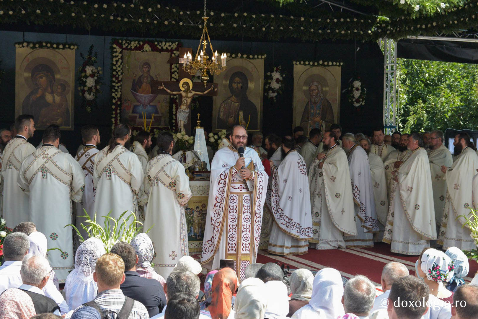 Șapte ierarhi la sfințirea bisericii mari de la Mănăstirea Sihăstria Putnei