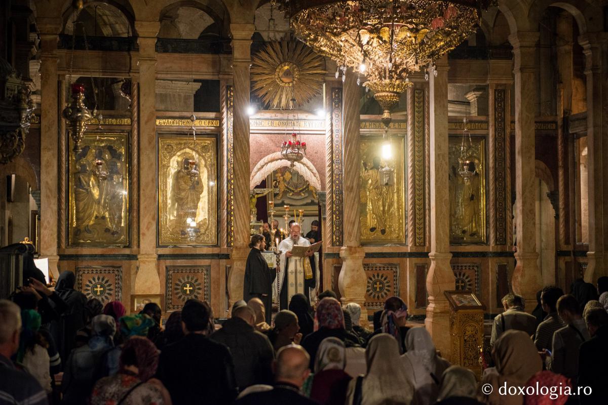 Simbolismul Sfintei Liturghii / Foto: Oana Nechifor preot citind evanghelia între sfintele uși