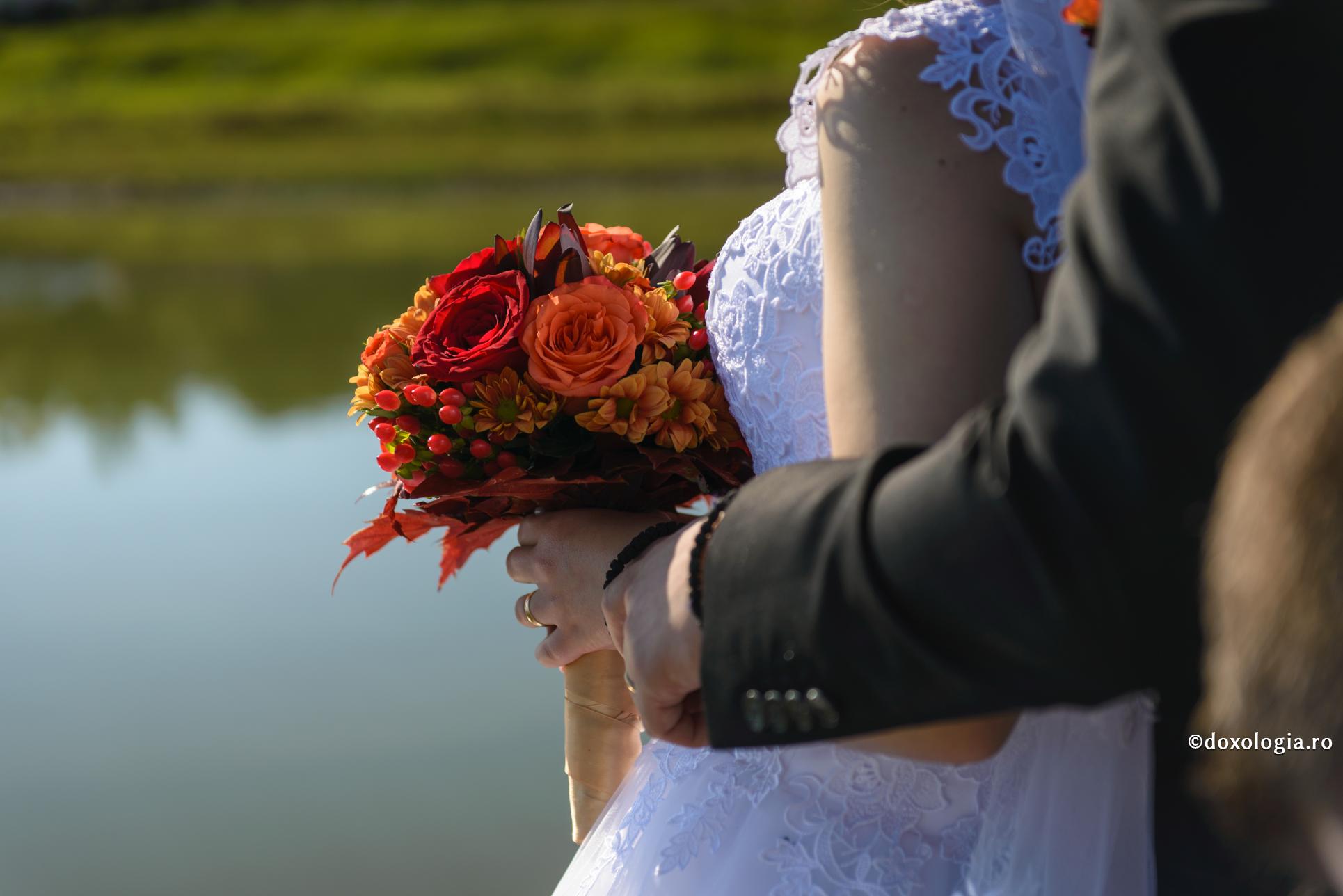 În momentele dificile, să vă aduceți aminte de prima săptămână a căsătoriei voastre! / Foto: Oana Nechifor miri îmbrățișați