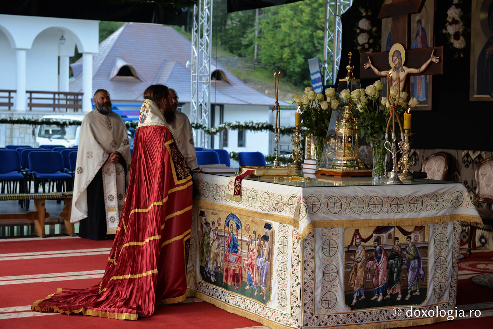 Șapte ierarhi la sfințirea bisericii mari de la Mănăstirea Sihăstria Putnei