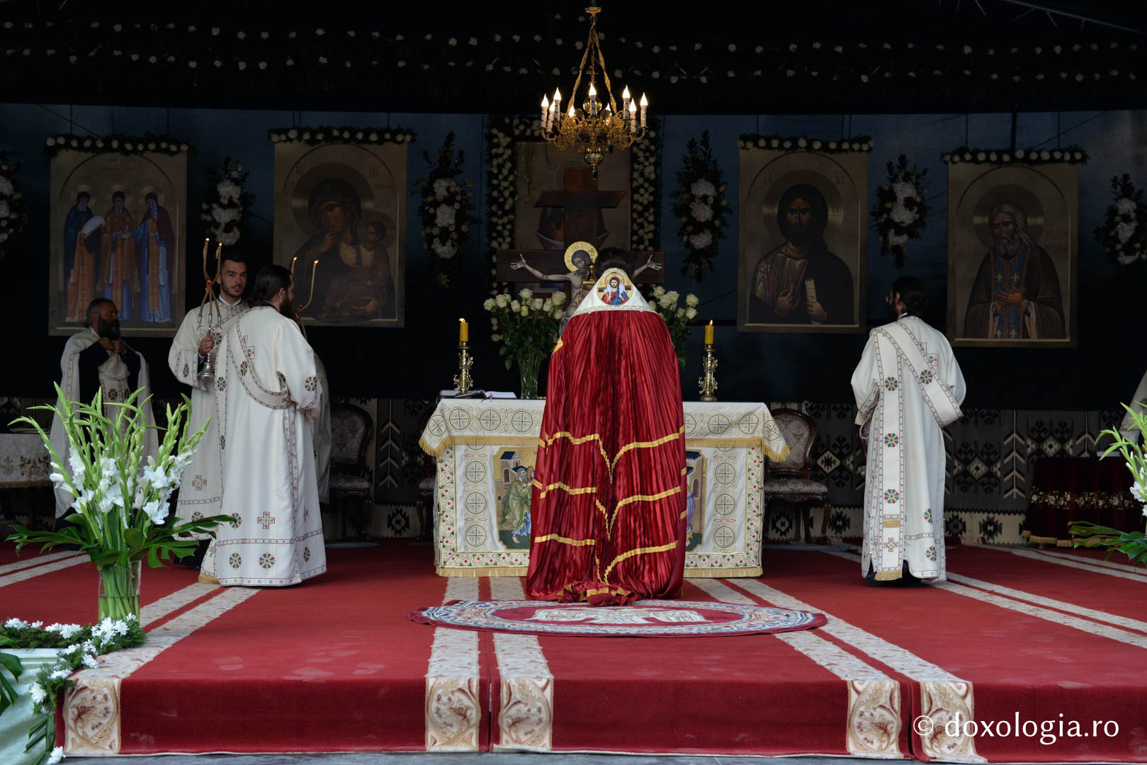 Șapte ierarhi la sfințirea bisericii mari de la Mănăstirea Sihăstria Putnei