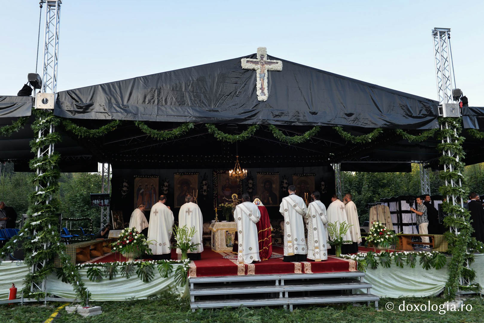 Șapte ierarhi la sfințirea bisericii mari de la Mănăstirea Sihăstria Putnei
