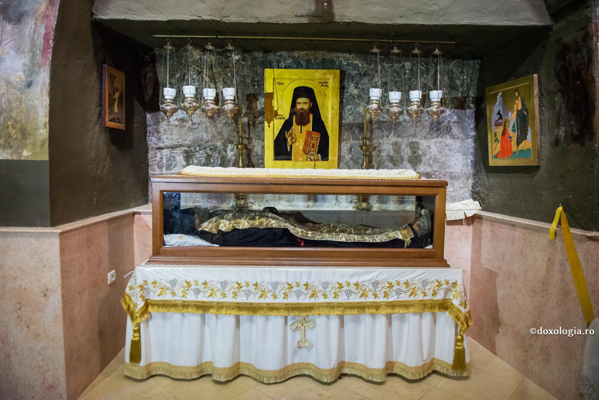 Cuviosul care și-a cunoscut dinainte data sfârșitului, însemnând-o pe un perete al peșterii / Foto: Oana Nechifor moaștele Sfântului Ioan Iacob Hozevitul