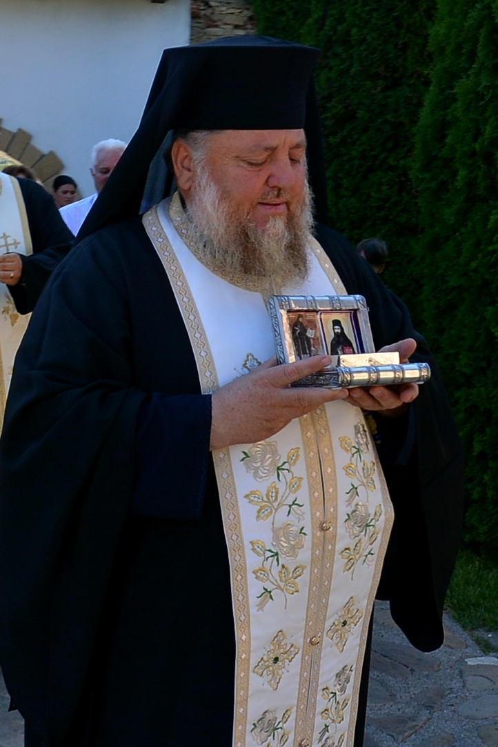 Un fragment din moaştele Sfântului Ioan Iacob, la Mănăstirea Hadâmbu