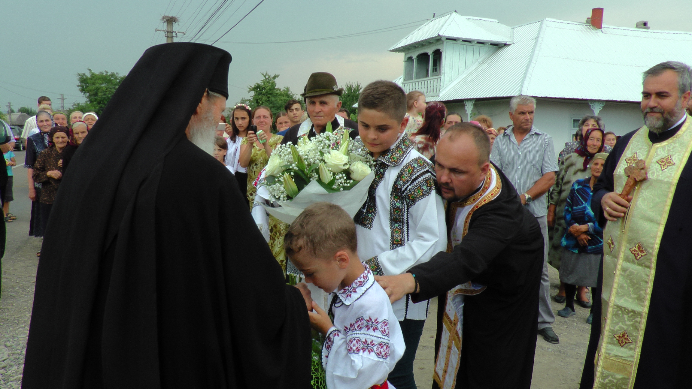 Sfinţire de troiţă în Bogdăneşti