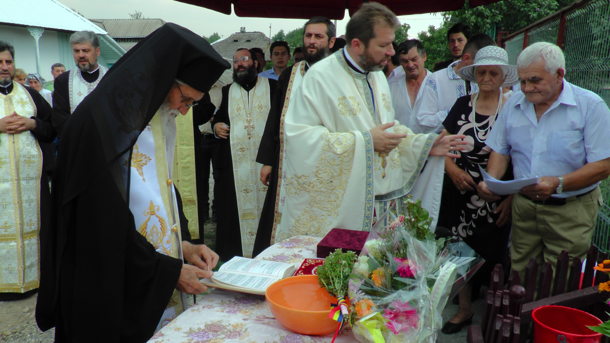 Sfinţire de troiţă în Bogdăneşti