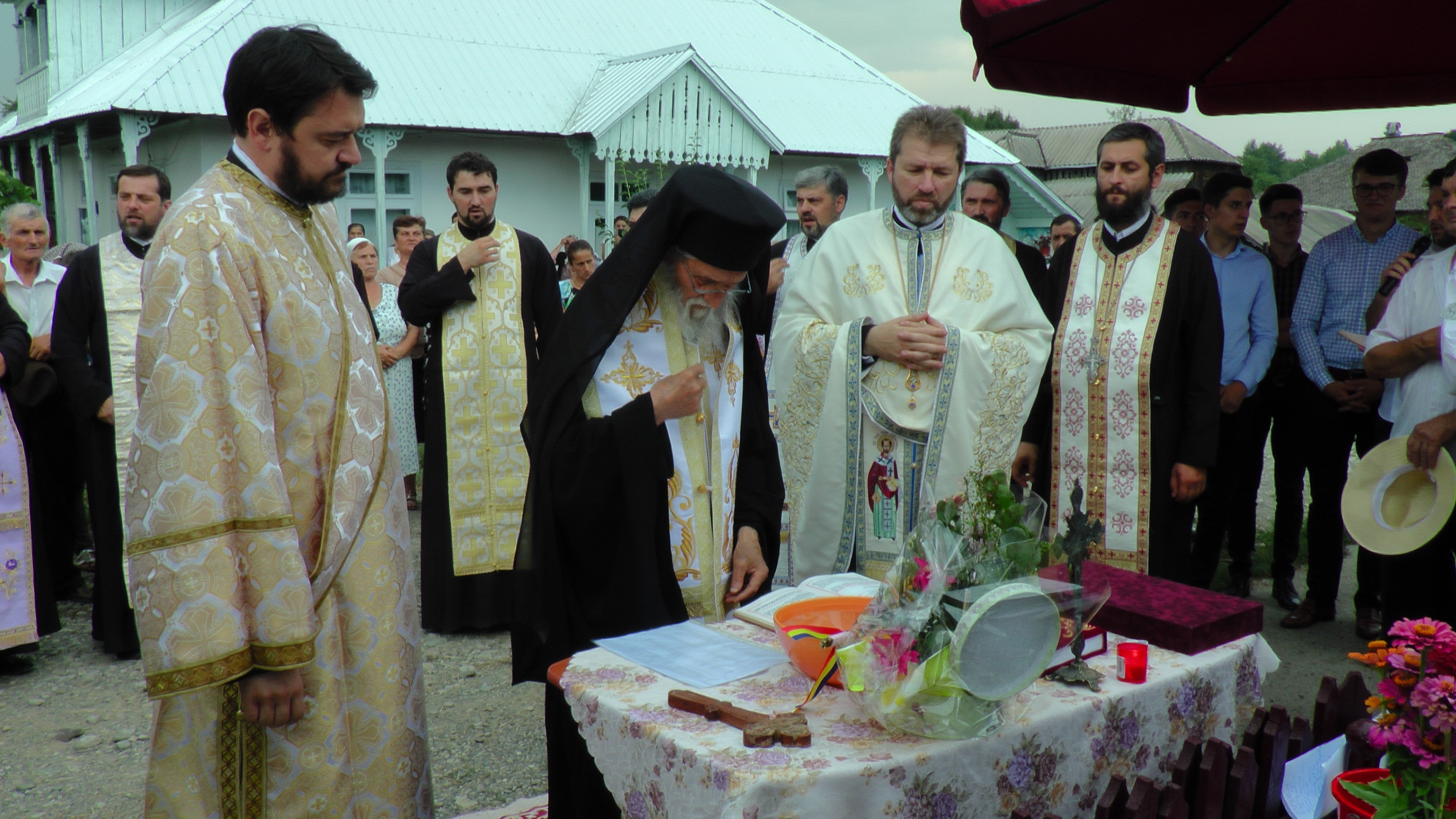 Sfinţire de troiţă în Bogdăneşti
