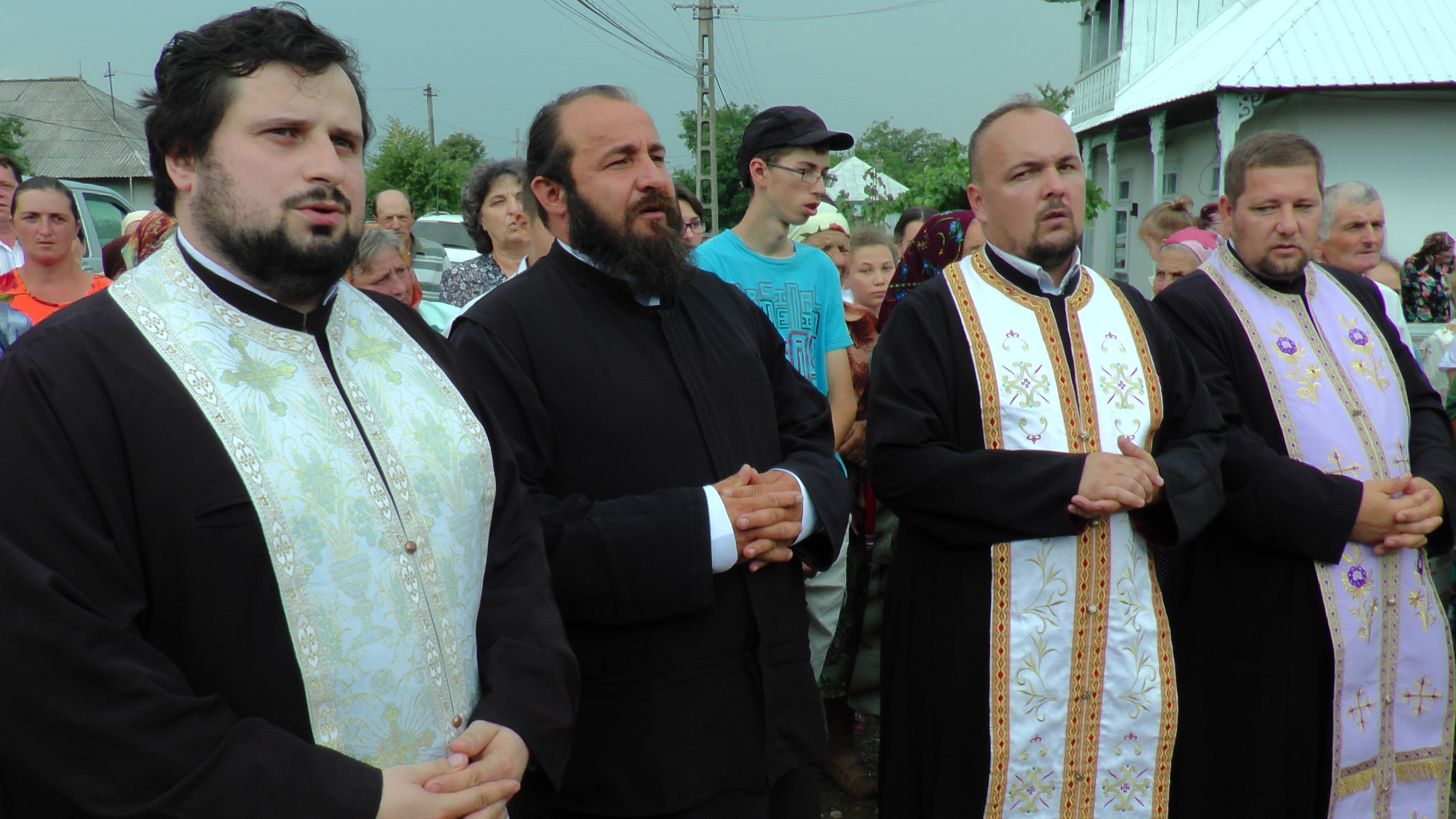 Sfinţire de troiţă în Bogdăneşti