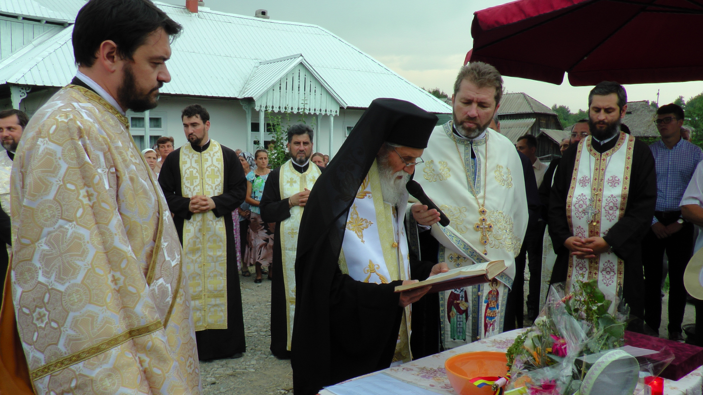Sfinţire de troiţă în Bogdăneşti