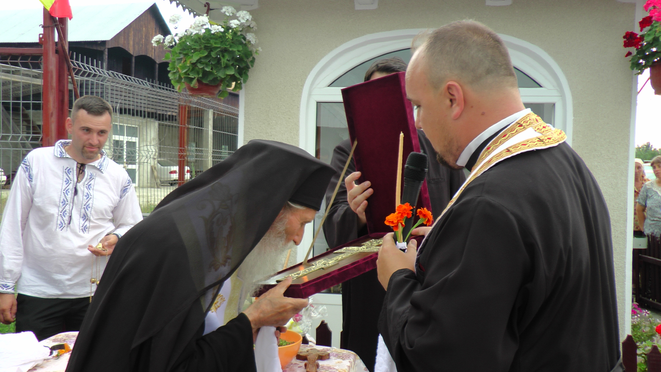 Sfinţire de troiţă în Bogdăneşti