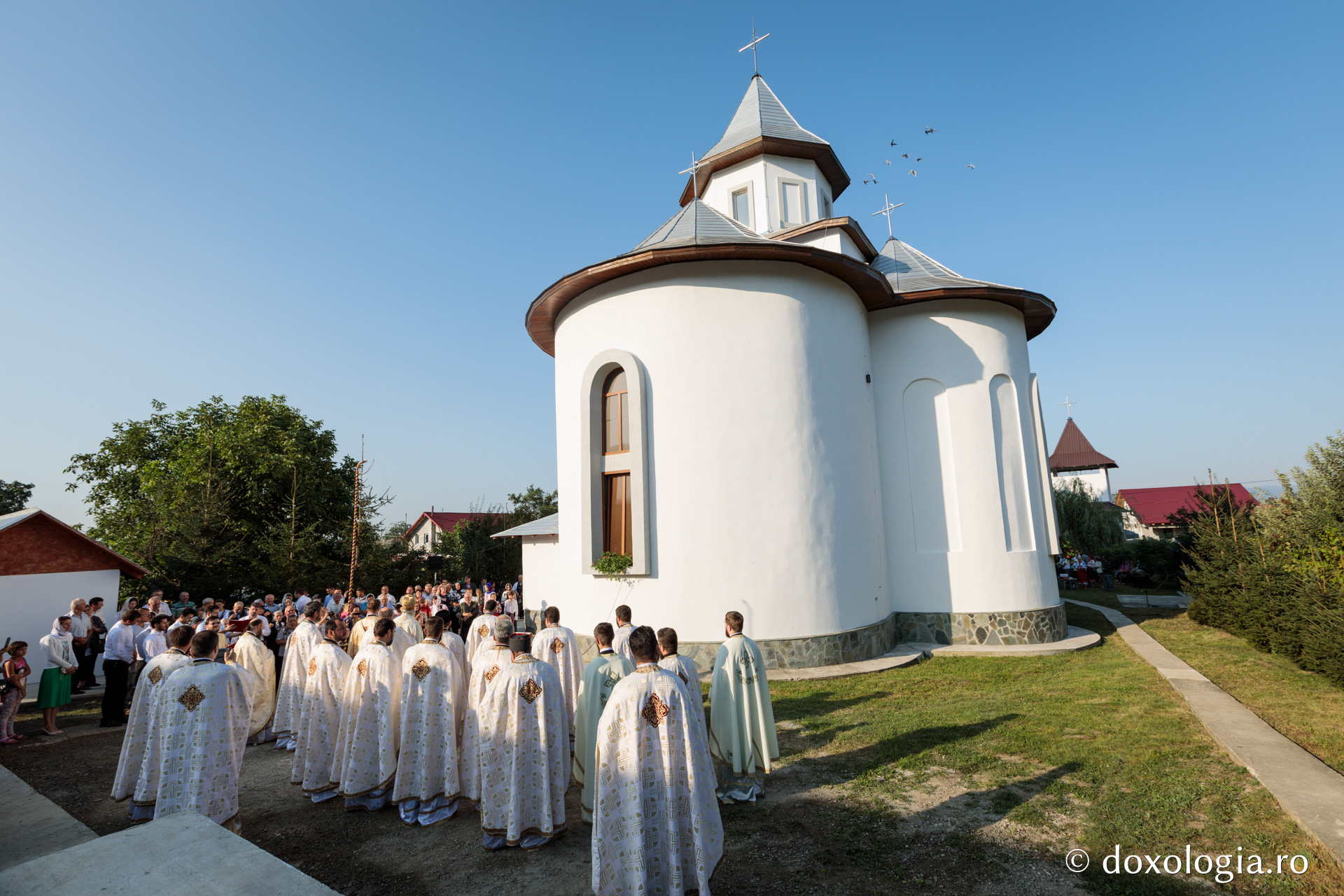 Biserica „Sfânta Treime” din Luncași, jud. Neamț, a fost sfințită