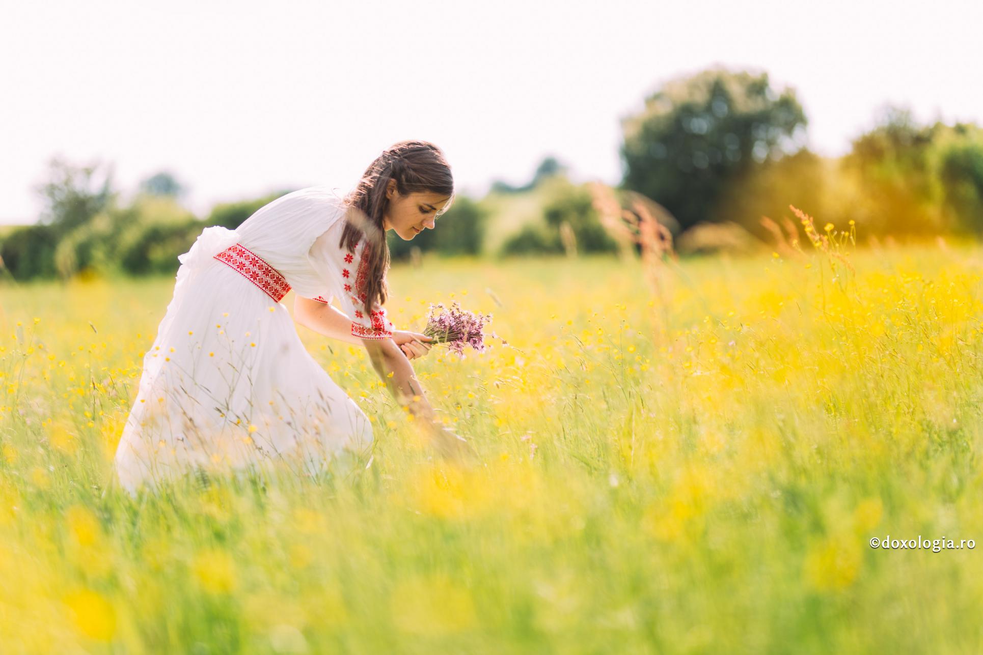 tânără culegând flori