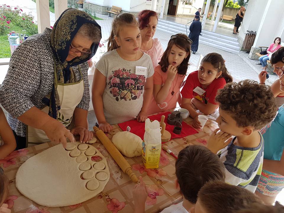 „Şcoala din tinda raiului“, la Bacău „Şcoala din tinda raiului“, la Bacău