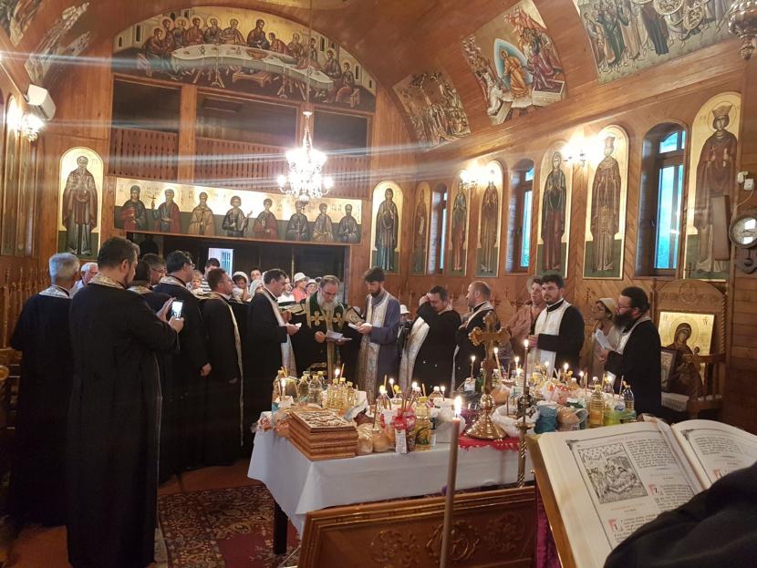 Seară de comuniune şi rugăciune la Mănăstirea Valea Budului Seară de comuniune şi rugăciune la Mănăstirea Valea Budului