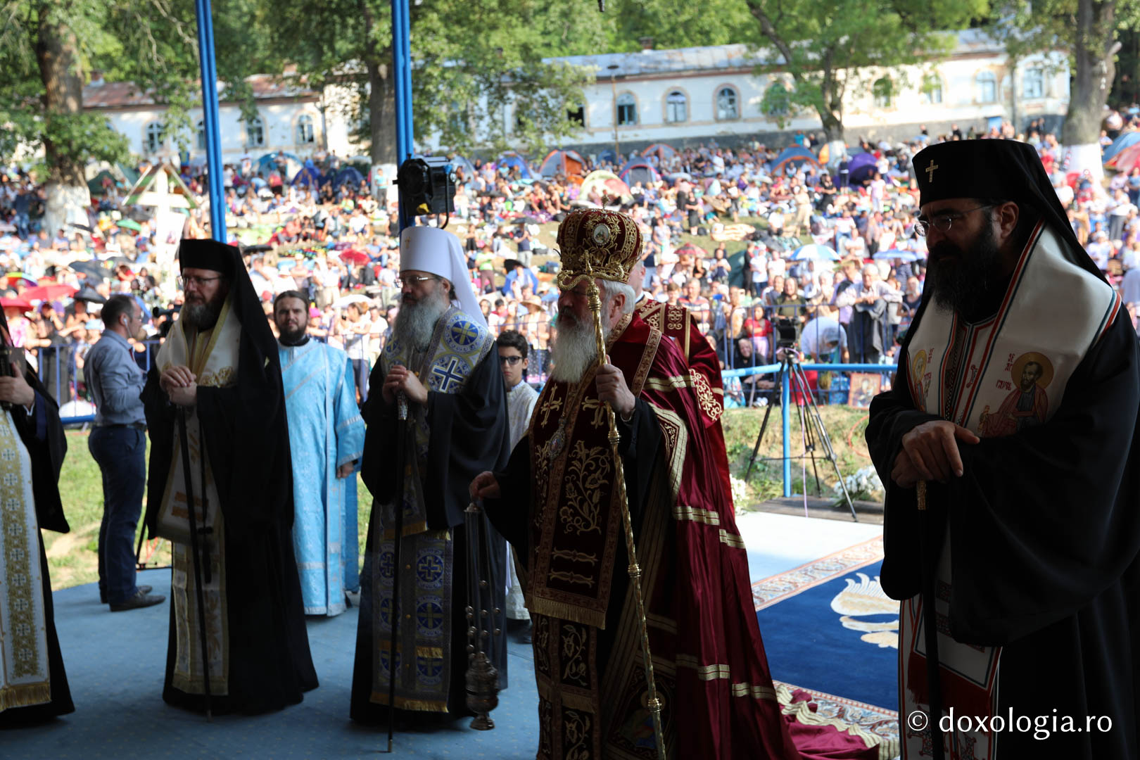 Slujba Vecerniei unită cu Litia la hramul Mănăstirii Nicula Slujba Vecerniei unită cu Litia la hramul Mănăstirii Nicula