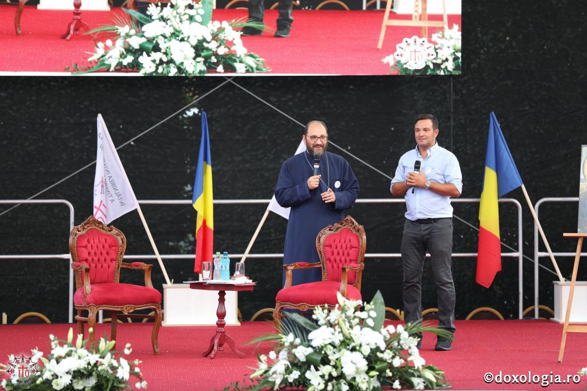 Părintele Constantin Necula și Daniel Buzdugan (Foto: Oana Nechifor) 5 mesaje de suflet pentru tineri, de la Daniel Buzdugan
