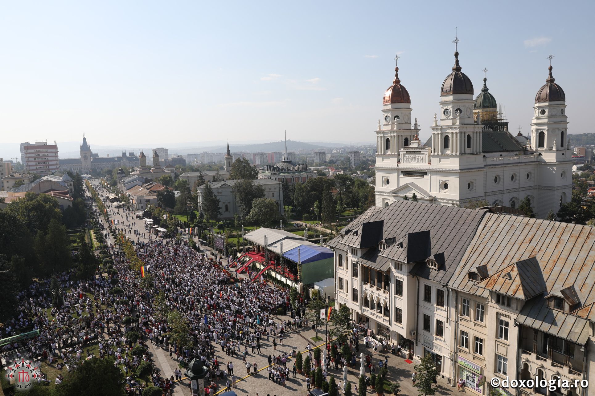 (Foto) 6000 de tineri ortodocși participă la Sfânta Liturghie arhierească de la Catedrala Mitropolitană din Iași #ITO2017