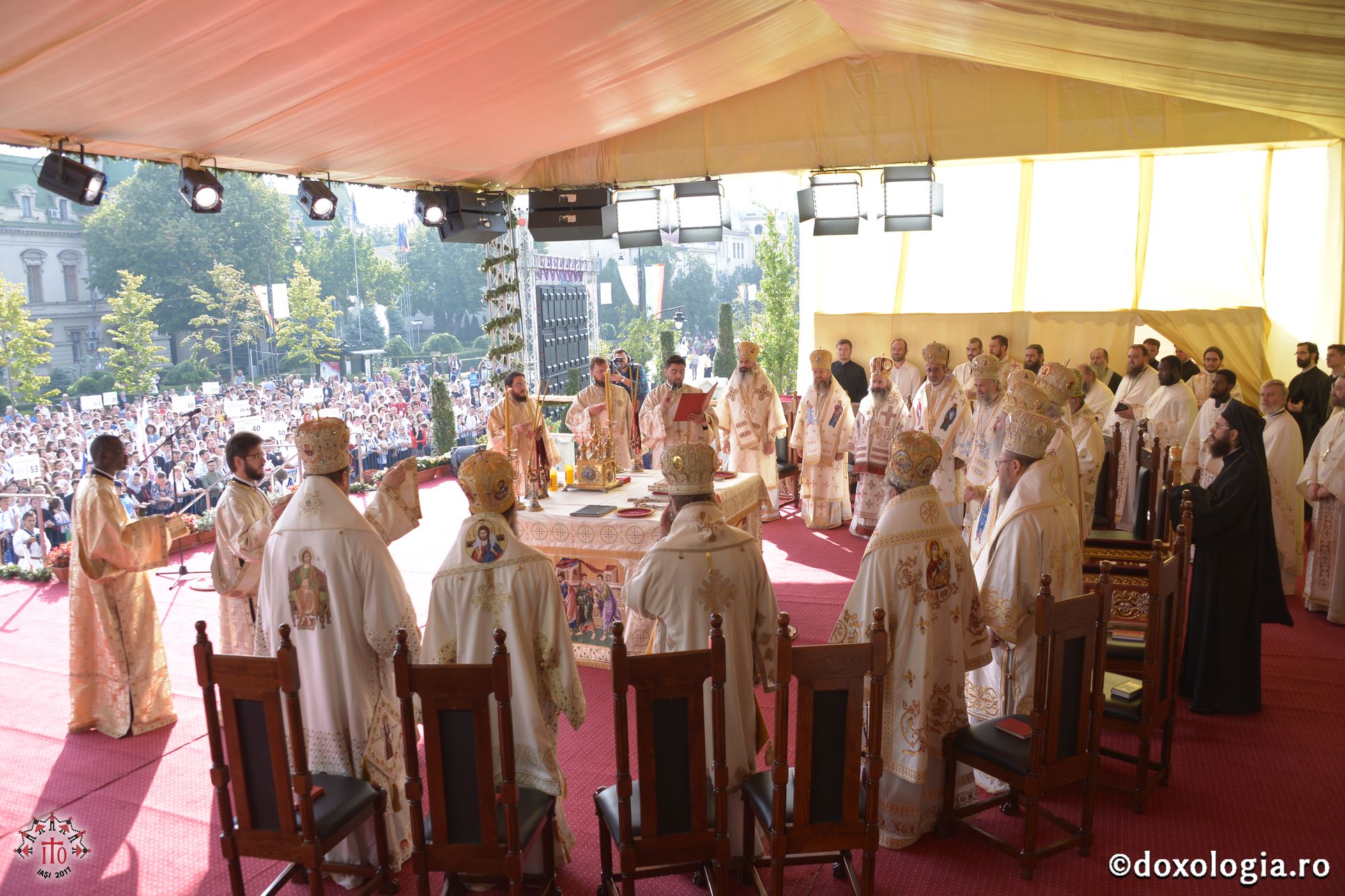 15 ierarhi și peste 6.000 de tineri, la slujba Sfintei Liturghii solemne din cadrul ITO 2017