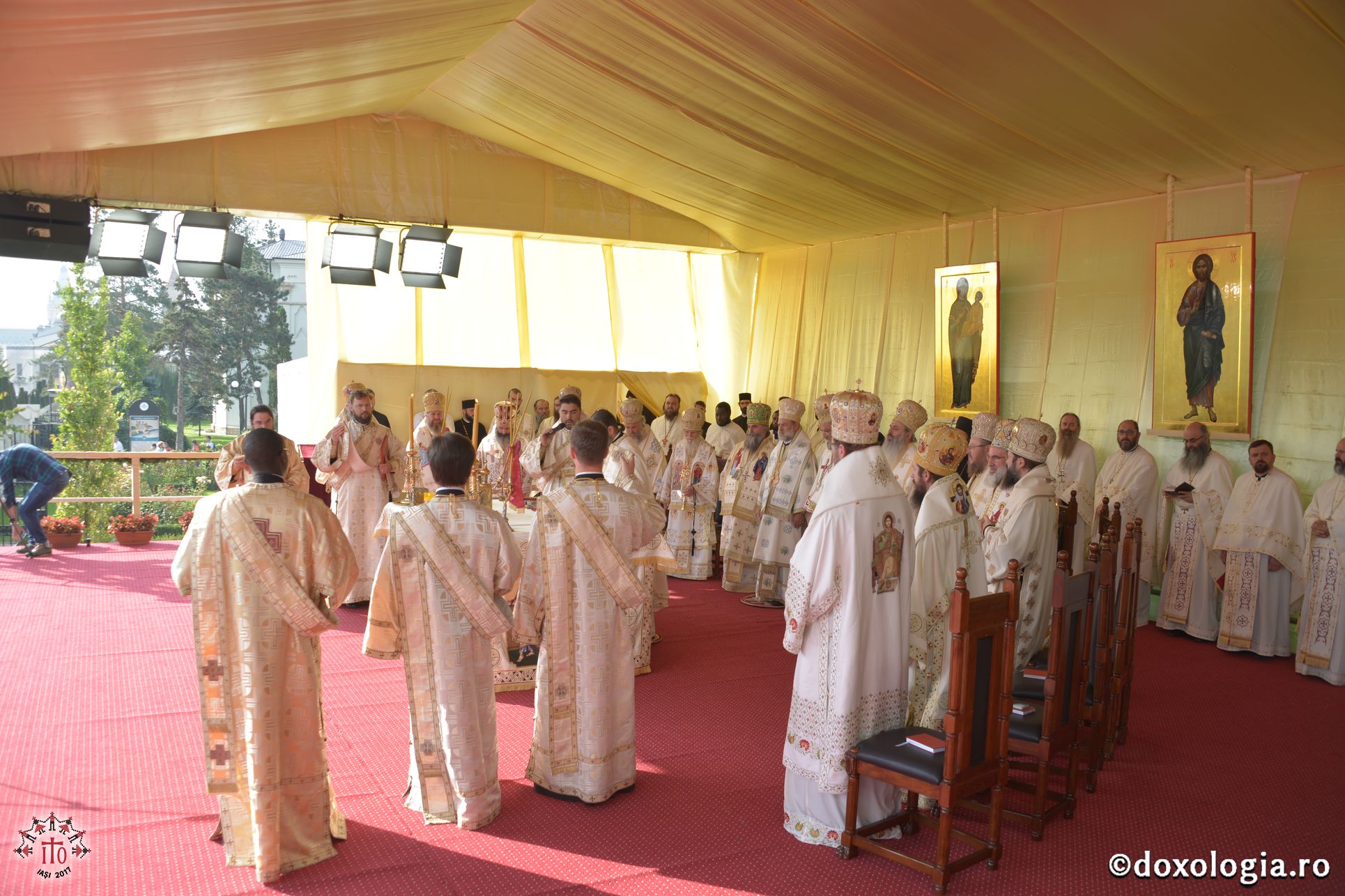 15 ierarhi și peste 6.000 de tineri, la slujba Sfintei Liturghii solemne din cadrul ITO 2017