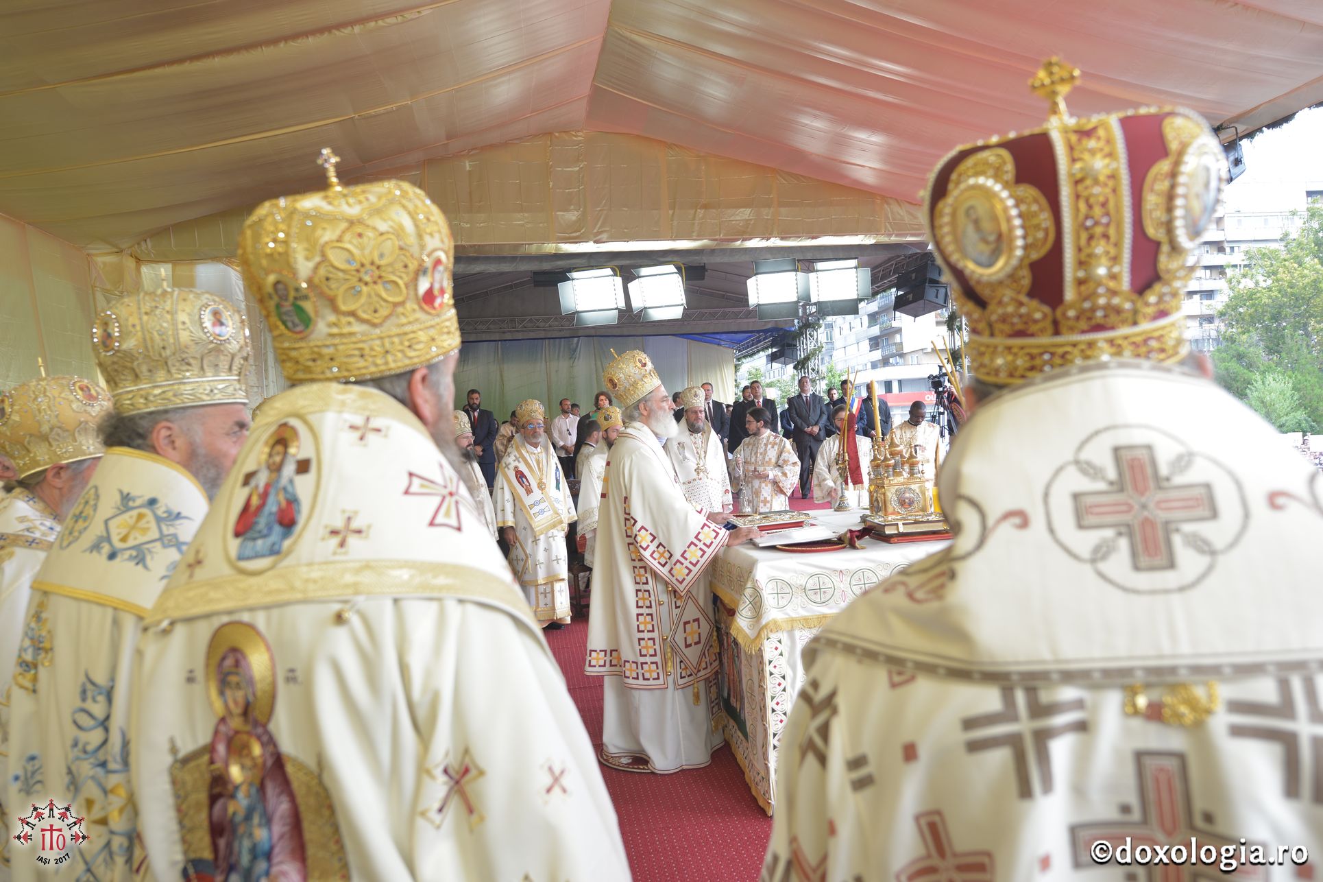 15 ierarhi și peste 6.000 de tineri, la slujba Sfintei Liturghii solemne din cadrul ITO 2017