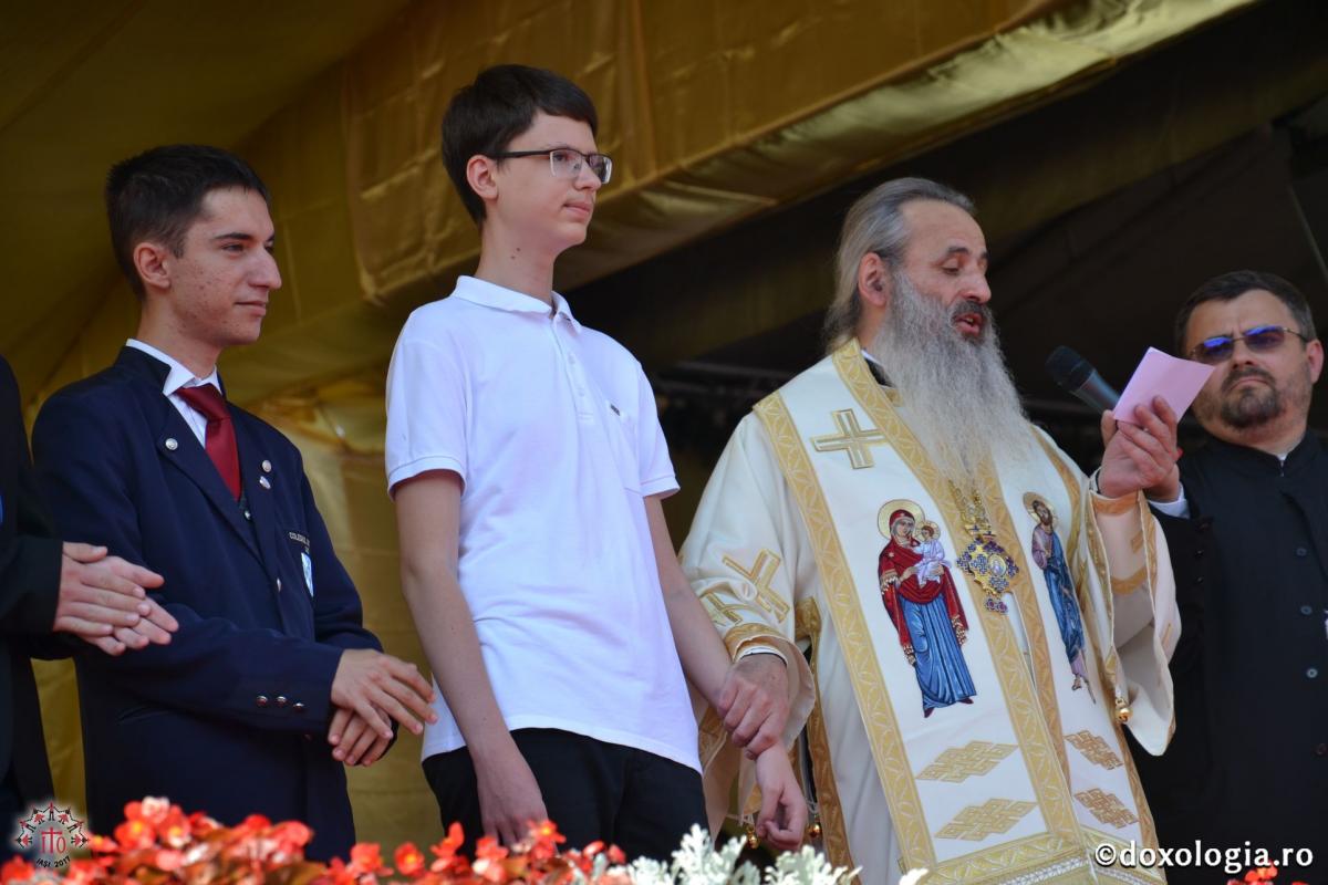 Olimpici internaţionali premiaţi cu distincţia „Crucea Moldavă“