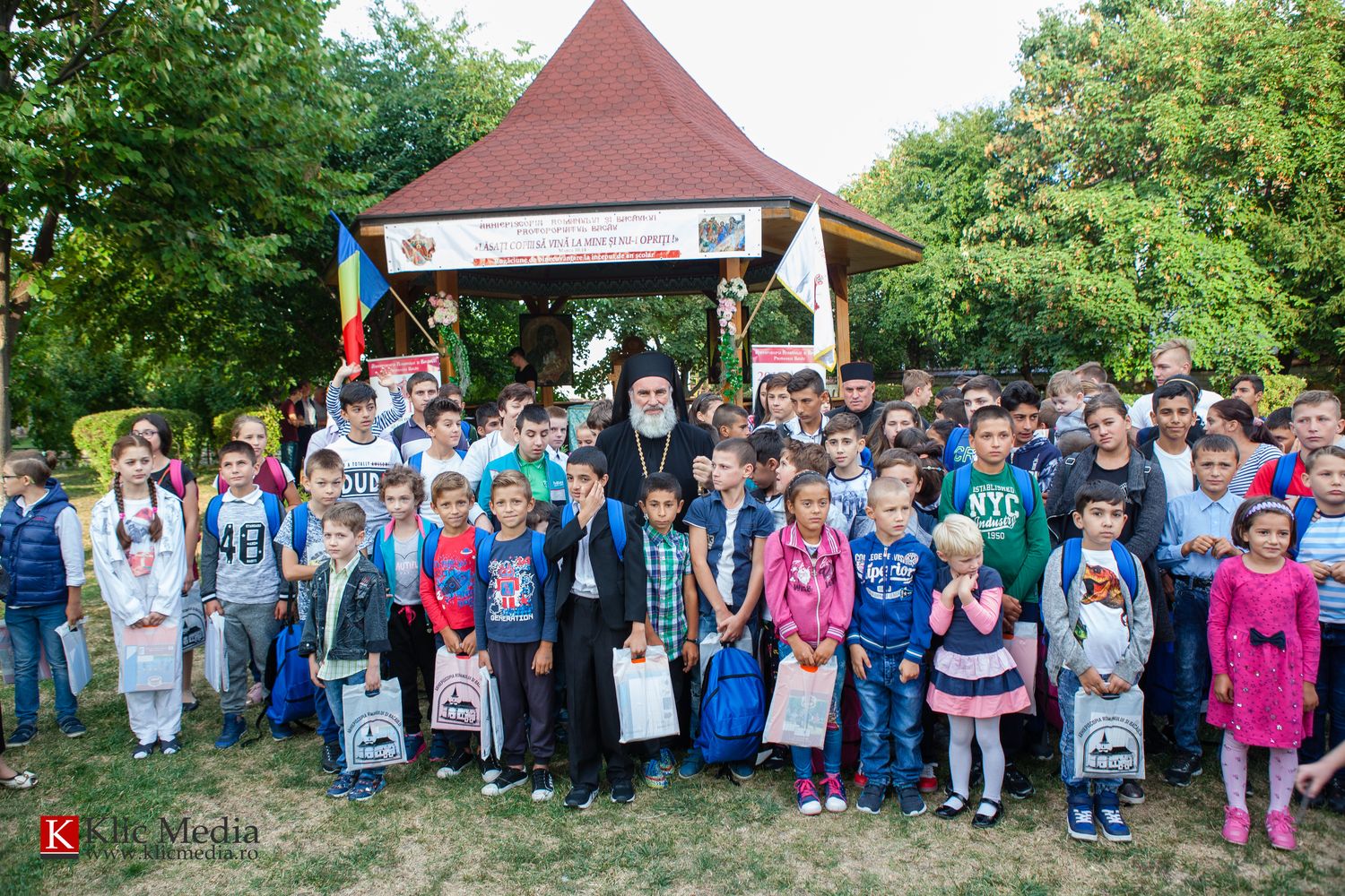 Biserica, implicată în susţinerea elevilor aflaţi în dificultate Biserica, implicată în susţinerea elevilor aflaţi în dificultate