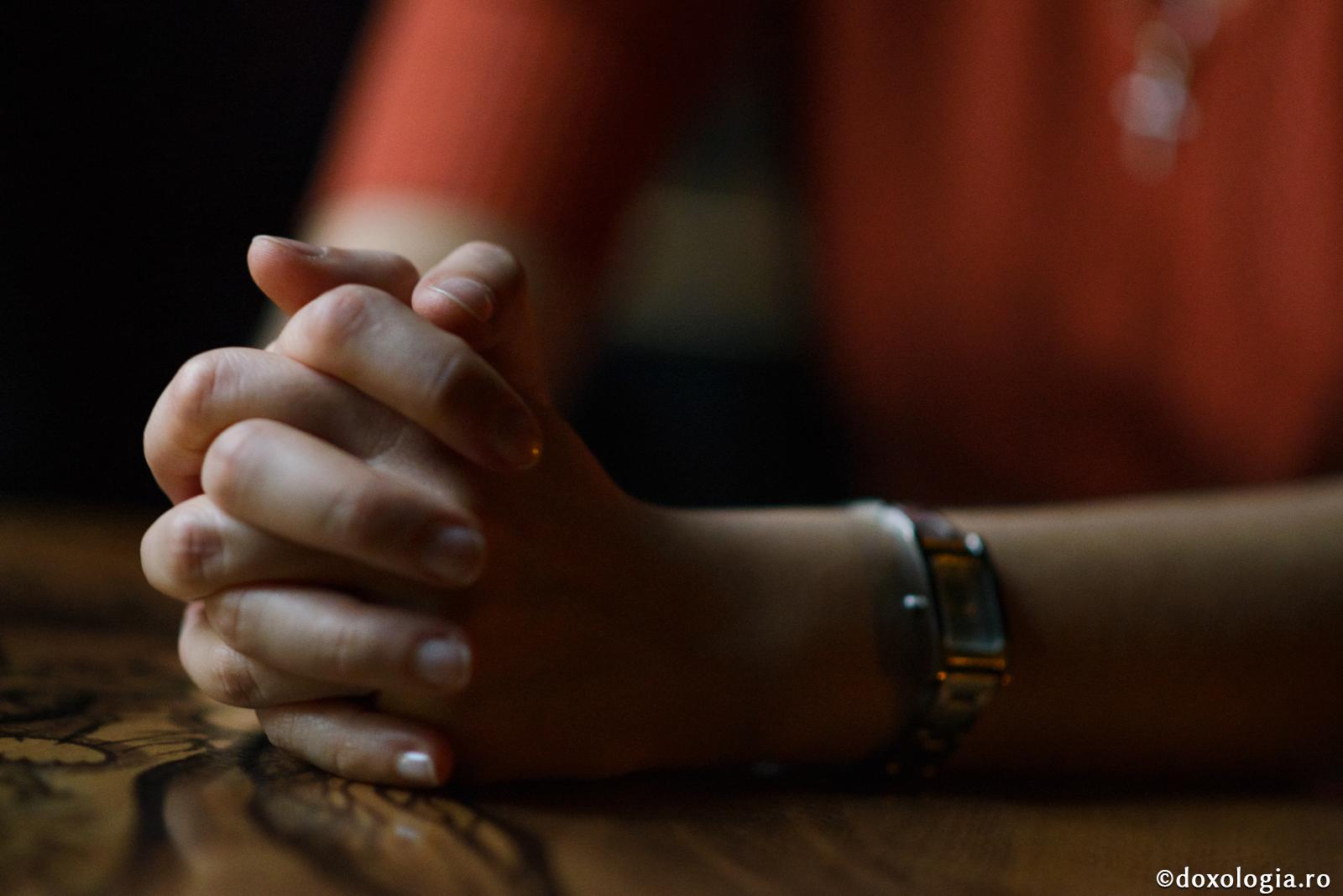 mâini împreunate
