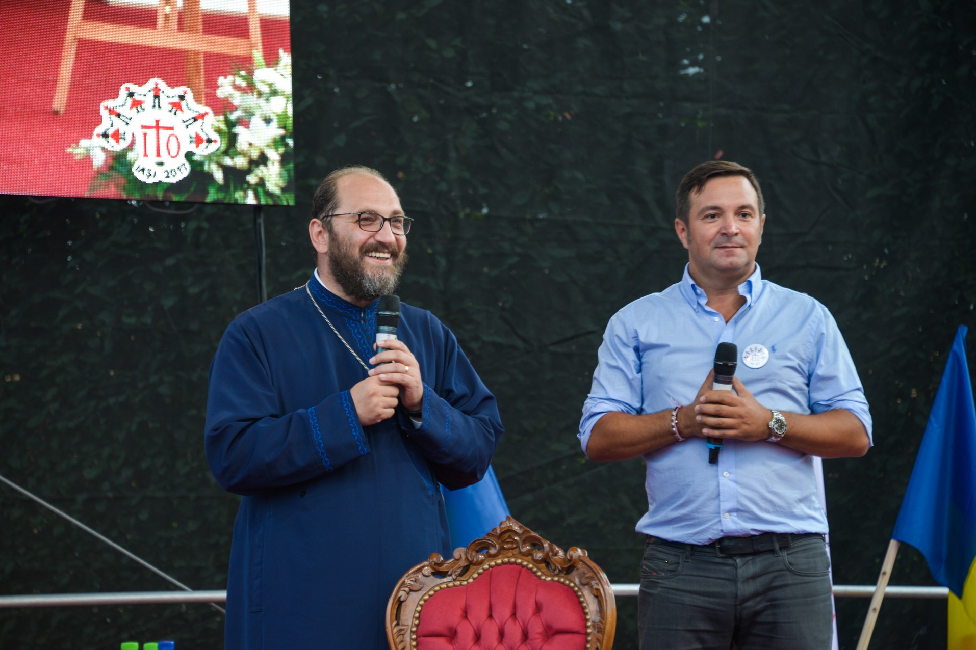 Părintele Necula, către miile de tineri prezenți la Iași: „A fi liber în Hristos înseamnă a dărui cu zâmbetul pe buze!” Părintele Necula, către miile de tineri prezenți la Iași: „A fi liber în Hristos înseamnă a dărui cu zâmbetul pe buze!”