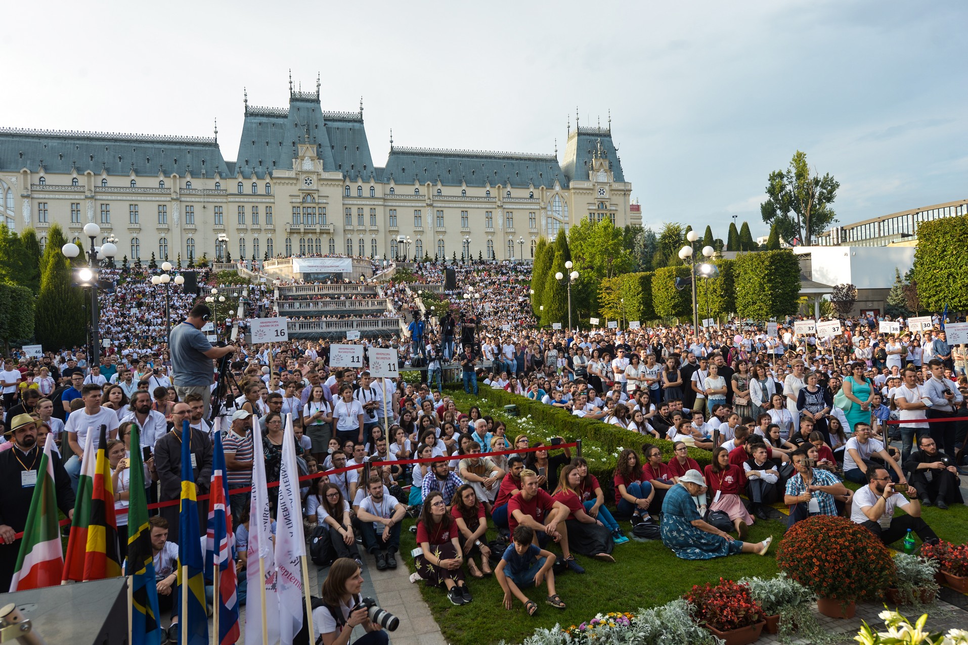 Părintele Necula, către miile de tineri prezenți la Iași: „A fi liber în Hristos înseamnă a dărui cu zâmbetul pe buze!”