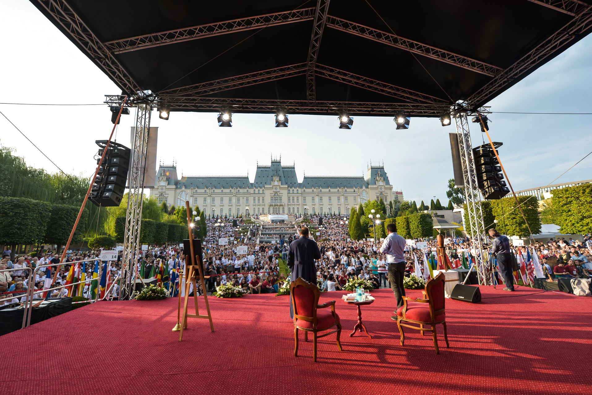 Părintele Necula, către miile de tineri prezenți la Iași: „A fi liber în Hristos înseamnă a dărui cu zâmbetul pe buze!” Părintele Necula, către miile de tineri prezenți la Iași: „A fi liber în Hristos înseamnă a dărui cu zâmbetul pe buze!”